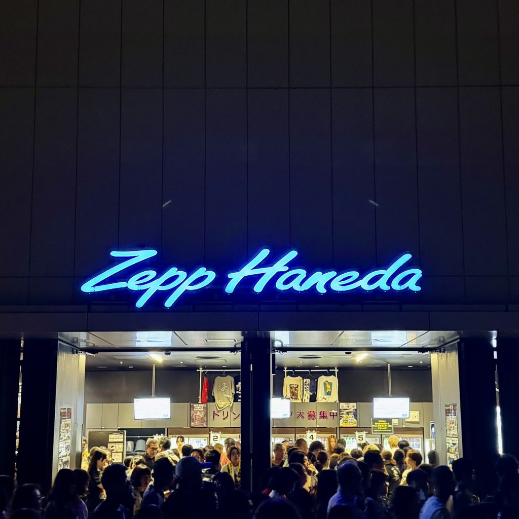 haru_minimal's tweet photo. 今夜はZepp Hanedaにて。

東京スカパラダイスオーケストラ
ライブハウスTOUR「VerSus Carnival」

ツアーファイナルのゲストは上原ひろみ。

思いがけずフィッシュマンズのいかれたBabyも聴けたしコラボ曲Yes! Ska Paramen!!も最高すぎて終始ハッピーで楽しかった。

熱気と高揚感で汗だくです。 https://t.co/jTkFcY4KZH