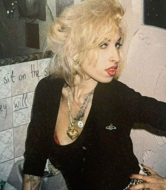 bauvkin's tweet photo. Amy Winehouse wearing Vivienne Westwood https://t.co/cyZJHTGINe