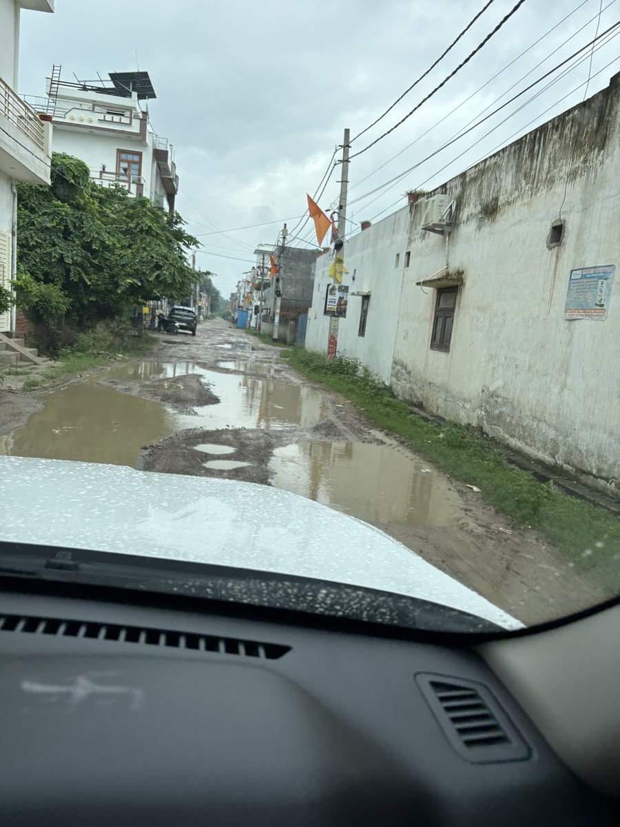 BhuwanVikramSin's tweet photo. @LucknowNagar @CMOfficeUP @ last 4 years se ye Adharkheda colony ka road hai, is this development?@yogeshshuklabkt https://t.co/nyxjIfwgwl