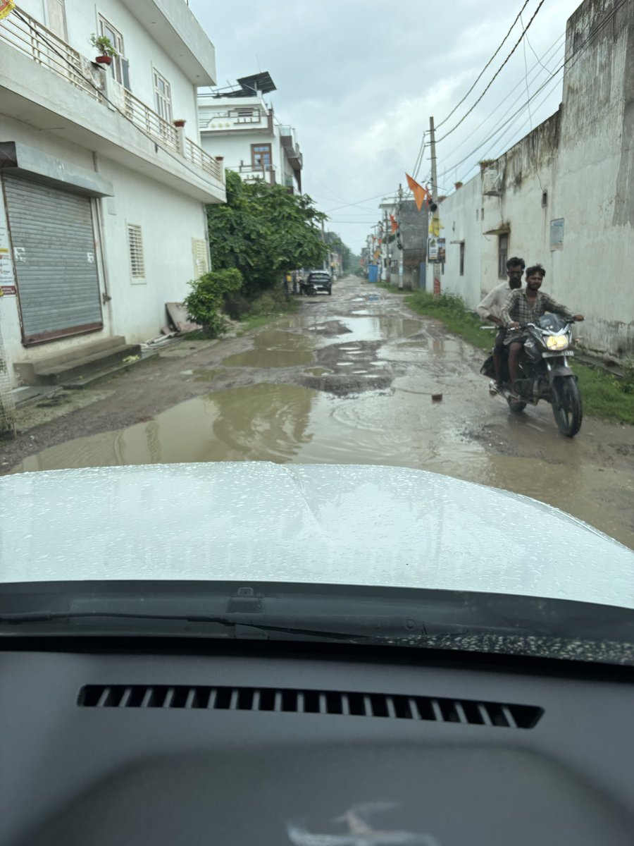 BhuwanVikramSin's tweet photo. @LucknowNagar @CMOfficeUP @ last 4 years se ye Adharkheda colony ka road hai, is this development?@yogeshshuklabkt https://t.co/nyxjIfwgwl
