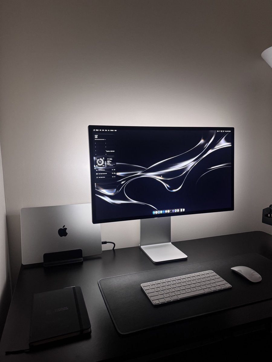 bryllim_'s tweet photo. one thing I dont like about the studio display is that it makes looking at other monitors unbearable. im already too spoiled by this https://t.co/AWcX1FUtVi