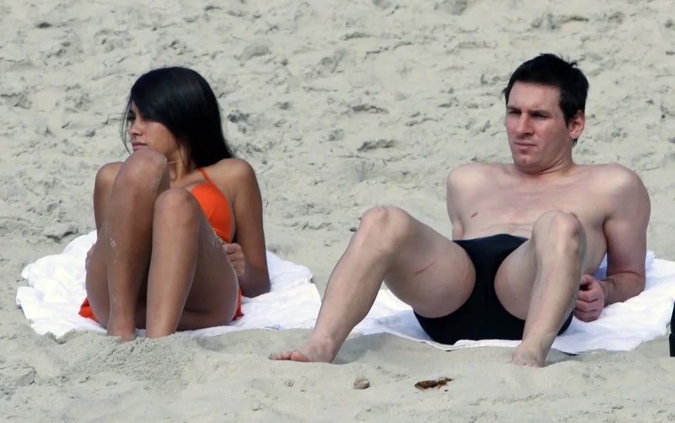 Cfcflea's tweet photo. Lionel Messi’s love story

2006 - 🇦🇷 Macarena Lemos
2007 - 🇦🇷 Macarena Lemos
2008 - 🇦🇷 Luciana Salazar
2009 - 🇦🇷 Luciana Salazar
2010 - 🇦🇷  Andrea Rincón
2011 - 🇦🇷 Antonela Roc.…. love https://t.co/zeMaYXbRce