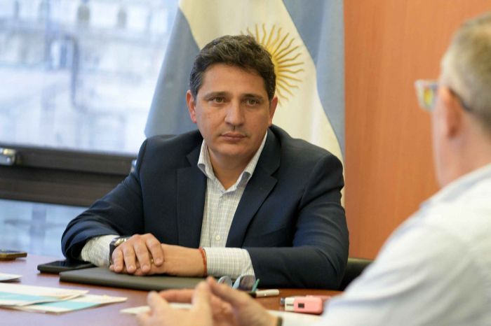QuorumARG's tweet photo. Marinucci: "Si el salario no alcanza, el problema es el modelo económico"

El ministro de Transporte bonaerense, Martín Marinucci, advirtió que el ajuste impulsado por el Gobierno lo pagan los trabajadores, jubilados y la clase media. 

https://t.co/jYXeY7fhgo https://t.co/P3rKGYdnY3