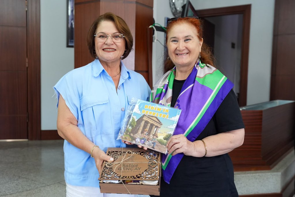 sabahatakkiraz's tweet photo. Didim Belediye Başkanımız Sayın Hatice Gençay ile Didim,siyaset ve sanat üzerine uzun bir muhabbet eyledik. Bu akşam Didim’de gerçekleştireceğimiz halk konserimizde de Didim Halkıyla biraraya geleceğiz. Tüm dostları bekliyoruz. https://t.co/nLDQgLtR7v