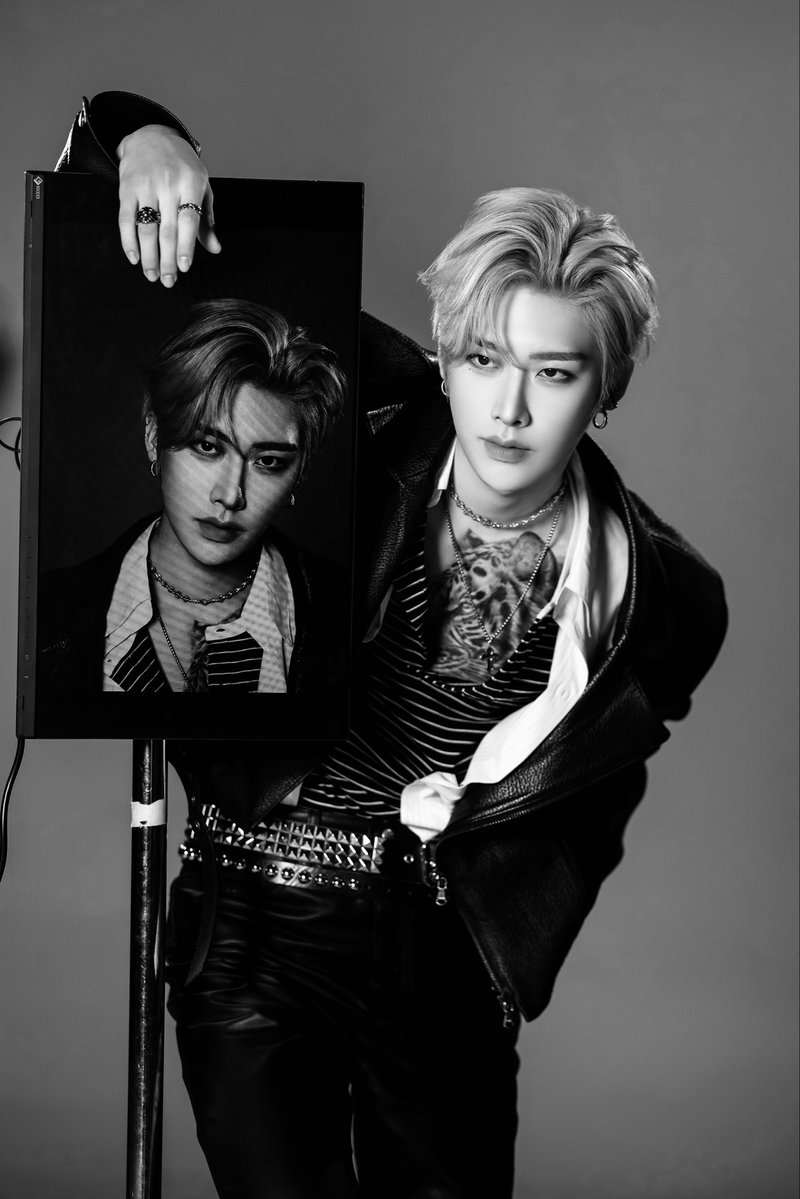 strawberrickys's tweet photo. that one power couple on campus 🖤🤍 https://t.co/AzXMrQLS0R
