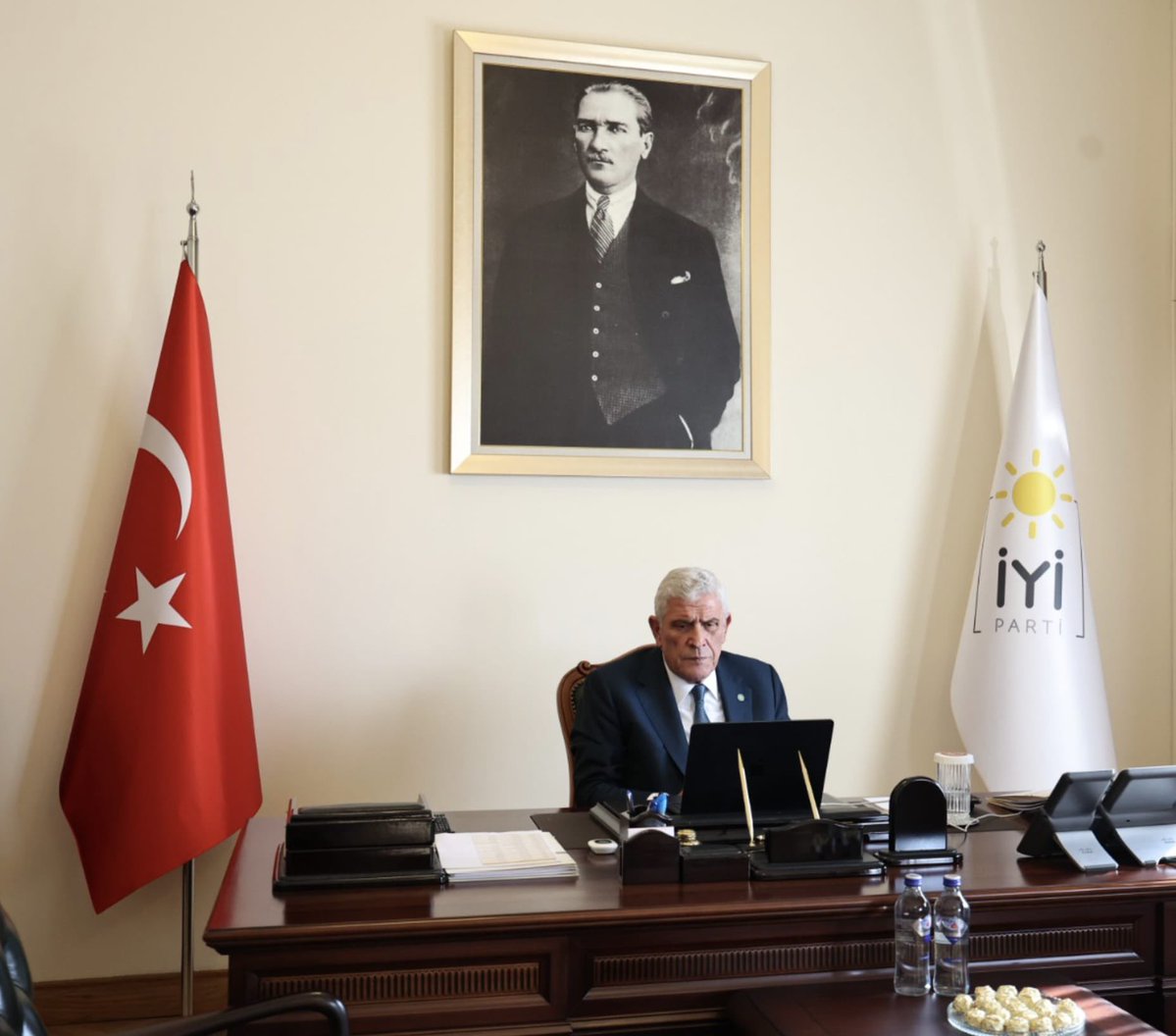 MDervisogluTR's tweet photo. Komisyondaki görüşmeleri ve milletvekillerimizin verdiği mücadeleyi, TBMM’de yakından takip ediyorum.

Milletimizin vicdanını yaralayan hiçbir meselede susmadık, susmayacağız.
Dün nerede durduysak bugün de aynı yerdeyiz.

Tavrımız nettir.
Sözümüz açıktır.
Mücadelemiz sonuna kadar sürecektir.