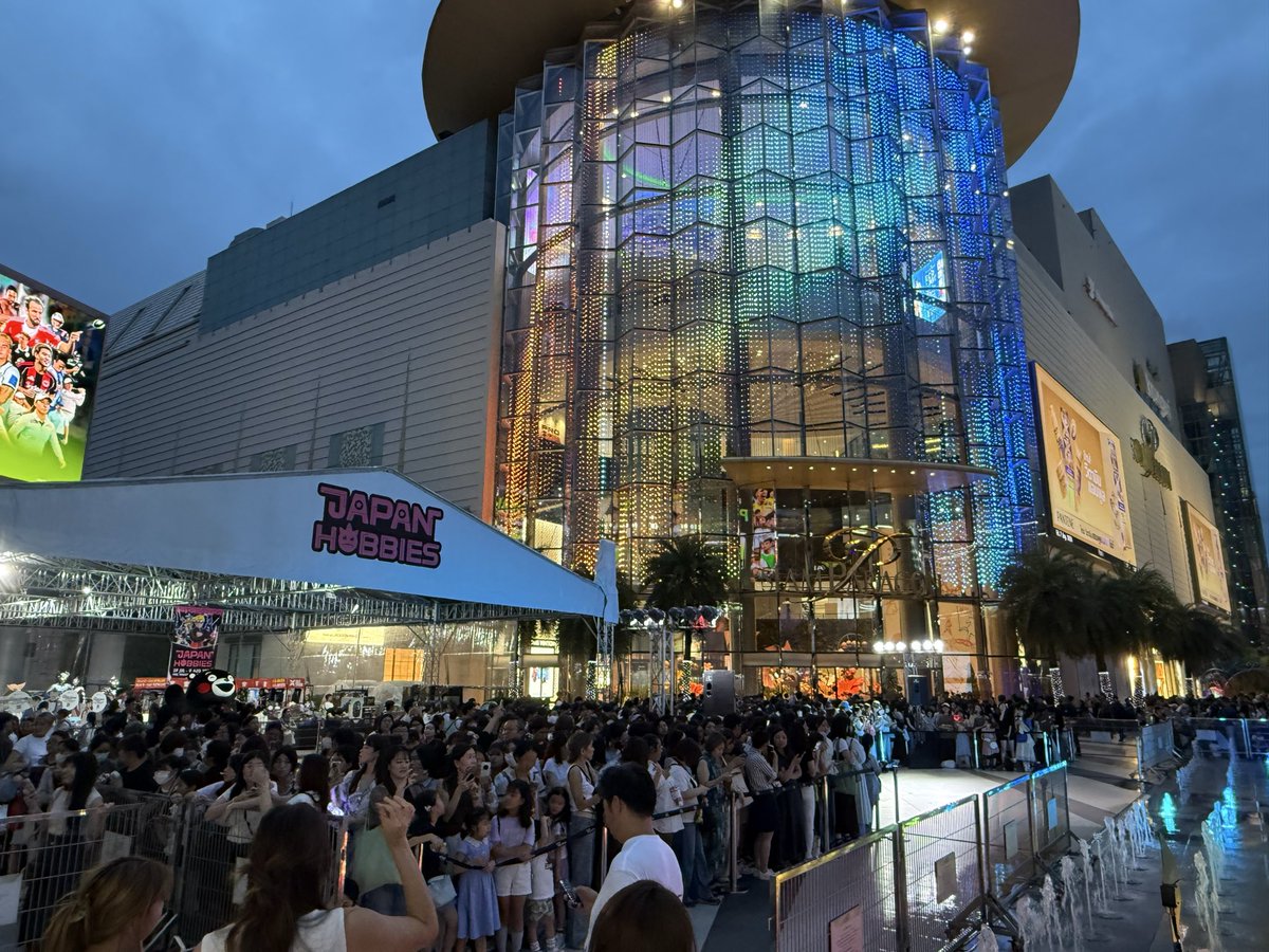 kittiwat's tweet photo. งาน Busking ของ Kento Nakajima หรือที่รู้จักกันในนาม Kenty ที่ Parc Paragon เย็นวันนี้เป็นงานที่ทาง Sony Music จัดขึ้นมา โดยมีทางสยามพารากอนสนับสนุนสถานที่ มีคนมารอเจอเคนตี้เยอะมากครับ โชคดีที่ฝนชะลอการตกไปหลังงานเลิก ลุ้นและเร่งกันแทบแย่

ก่อนหน้าการแสดงผมได้พูดคุยกับเคนตี้อยู่พักนึง เคนตี้นี่เกิดมาเป็นไอดอลอย่างแท้จริงครับ คิวงานของเค้าตั้งแต่เหยียบกรุงเทพนี่อย่างแน่น และยาวต่อเนื่องมาจนการแสดงจบ เคนตี้ไม่แสดงออกถึงความเหนื่อยให้เห็นแม้แต่น้อย กลับยิ้มแย้มและชวนคุยอย่างสนุกสนาน ทำให้ผมที่ฝ่ารถติดไปที่งานจนแบตร่อยหรอ ได้รับพลังบวกมาเต็มๆ เหมือนกับทุกคนที่ได้ชมการแสดงนะครับ

เราจะได้เจอเคนตี้อย่างเต็มรูปแบบ ในคอนเสิร์ต "IDOL1ST KENTY" ASIA TOUR 2026 in BANGKOK 🌟✨ ในวันเสาร์/อาทิตย์ ที่ 5-6 กันยายนนี้ ที่ SiamPic Hall บัตรใกล้หมดแล้ว กดบัตรโค้งสุดท้ายได้ทาง https://t.co/Q3GxaVGCKD

นอกจากนี้ อย่าลืมรอตามซีรีย์ใหม่ S&X ที่เคนตี้แสดงนำทาง Netflix เริ่มฉายวันที่ 20 นี้ครับ พล็อตน่าสนใจเลยแหละ 😁