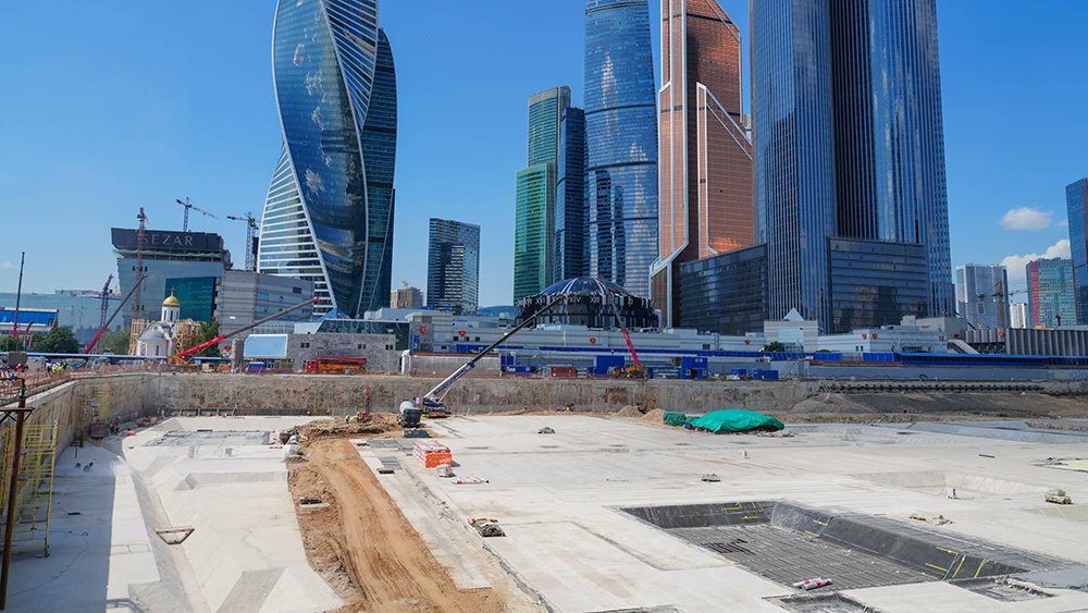 gowithRussia's tweet photo. 🏗 Excavation for the new National Centre RUSSIA building is more than 75% complete

Construction is ahead of schedule. 550,000 cubic metres of soil have been excavated out of 670,000. The building is being erected above active metro tunnels under the third category of difficulty, with a capacity of up to 20,000 visitors at a time and an area of about 205,000 square metres. The opening is scheduled for 2029.

⬇️ Read the full version on the National Centre RUSSIA website ⬇️

https://t.co/3HHbsaKQqc

#gowithRussia #Russia #Moscow #Construction