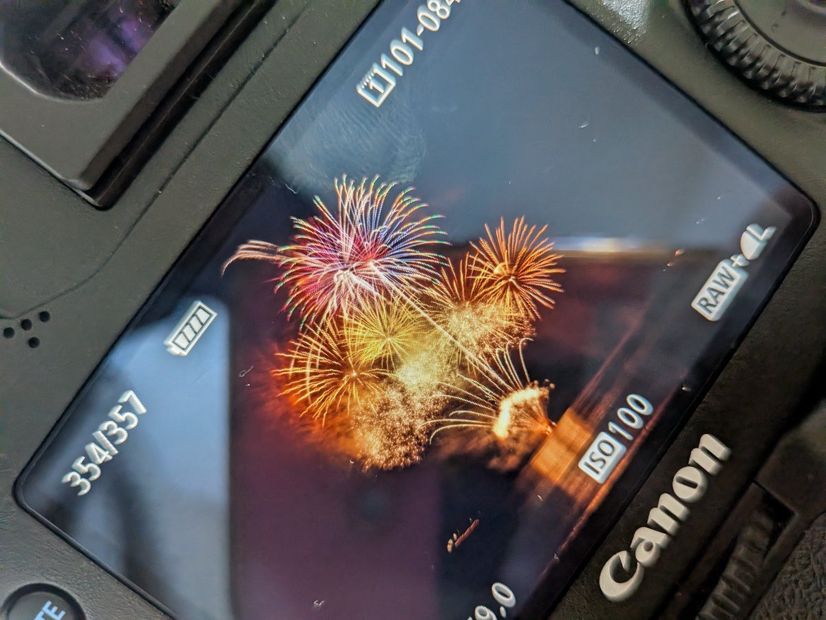 rene_msq's tweet photo. 去年悪天候もあって行けなかった榛名湖花火🎆高速移動するボートに乗ったスーパーお爺さんが花火玉に火をつけて手で湖面に投げ捨てドッカーンしてるらしい（しかもすんごい綺麗な等間隔）色々臨場感ある花火でした、、、同じ目線だから爆風感じる迫力
そして空は肉眼で天の川見える星空いとチル🌌 https://t.co/j99jbZkmDa