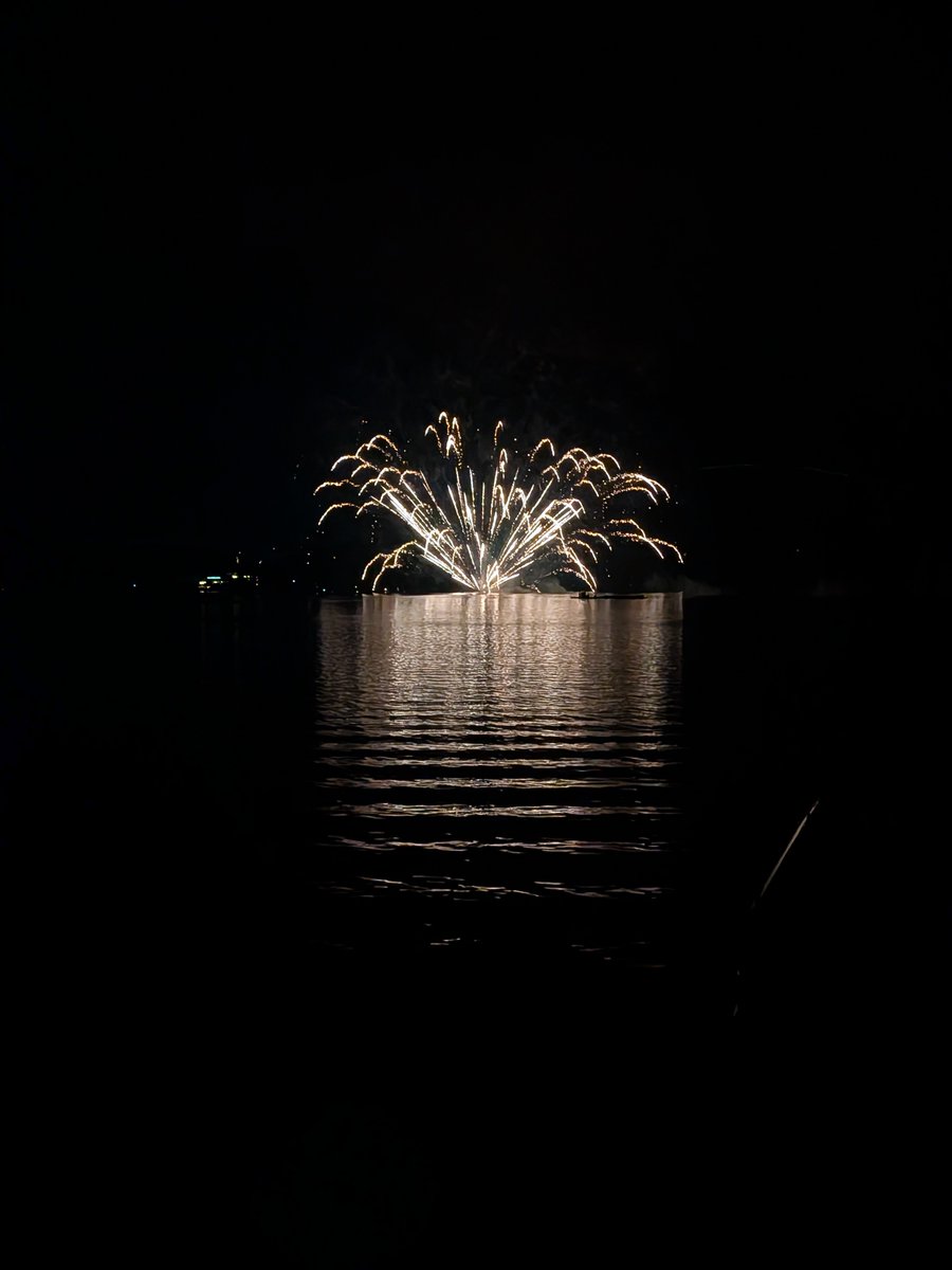 rene_msq's tweet photo. 去年悪天候もあって行けなかった榛名湖花火🎆高速移動するボートに乗ったスーパーお爺さんが花火玉に火をつけて手で湖面に投げ捨てドッカーンしてるらしい（しかもすんごい綺麗な等間隔）色々臨場感ある花火でした、、、同じ目線だから爆風感じる迫力
そして空は肉眼で天の川見える星空いとチル🌌 https://t.co/j99jbZkmDa