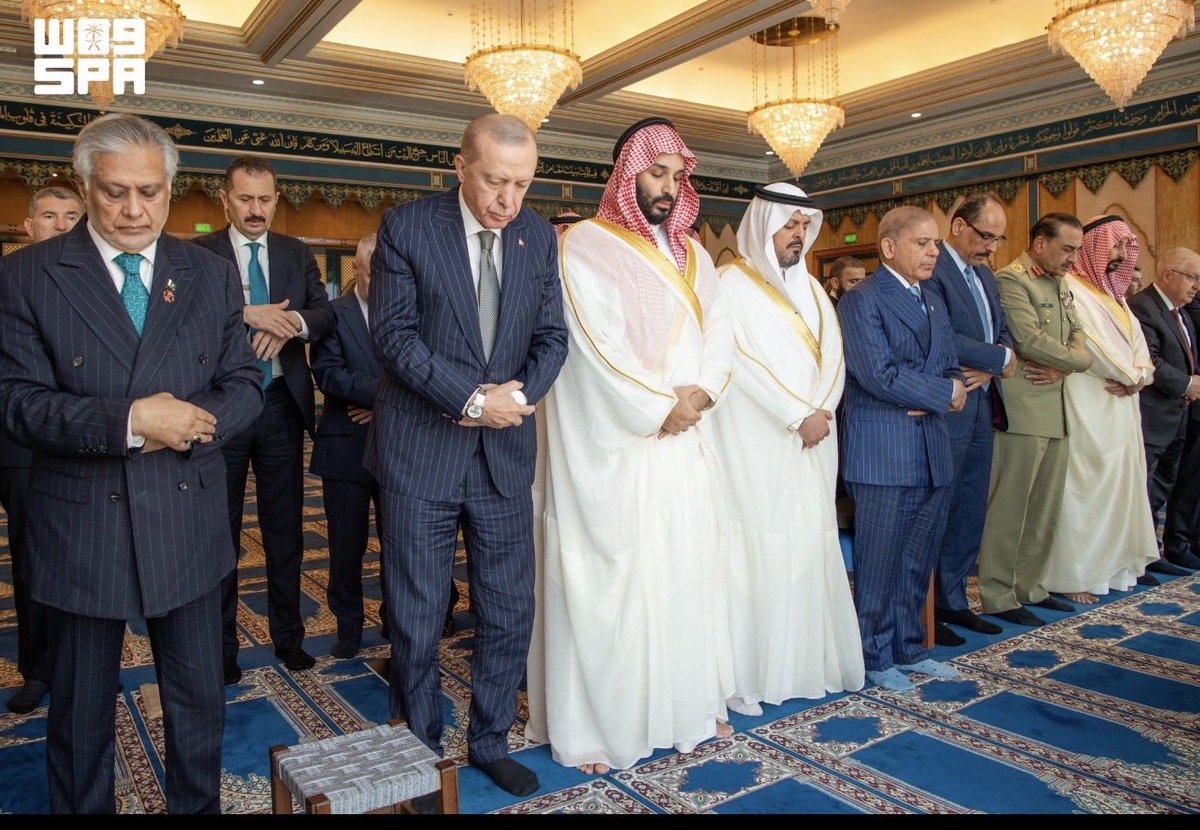 karrnoof's tweet photo. @JJJuraid الثلاثة الكبار يصلون الجمعه في المسجد الحرام

بينما أنت وأمثالك سكارى تهيمون كالقطيع في البارات  والخمارات https://t.co/n2HJmyGmNF