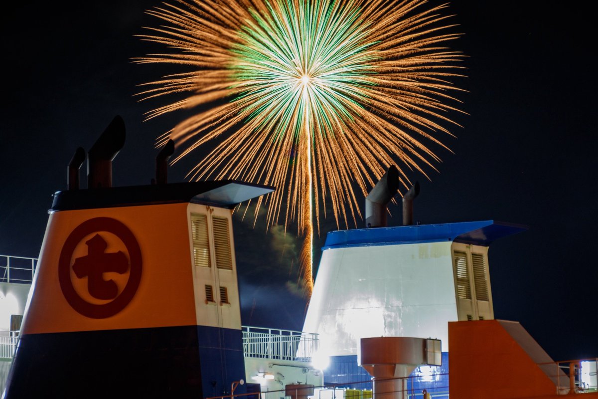 seikan_ferry's tweet photo. 【ベスト・オブ青森花火大会🎆】

「はやぶさⅢ」ファンネル上に奇跡の花火✨📷 

■画像ご提供「フェリー写真愛好家・百澤秀太さん」
@SEIKAN_LINE_II

#青森駅  
#青森びいき 
#アオノハコ 
#モアナと伝説の海 
#大航海時代 
#青函ロマンティック海道 
#海時間 
#東京カメラ部 
#青森花火大会 https://t.co/9lwX9F4kEX