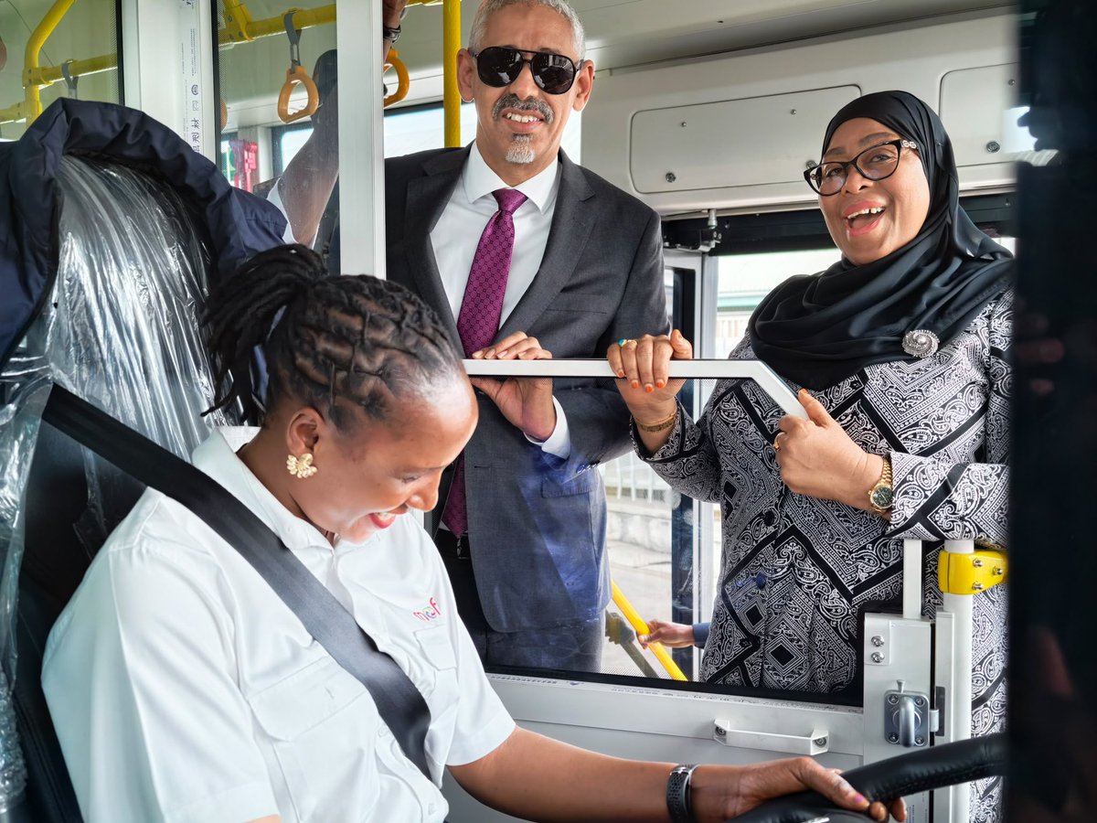 ikulumawasliano's tweet photo. Rais wa Jamhuri ya Muungano wa Tanzania, Mheshimiwa Dkt. Samia Suluhu Hassan akifurahia jambo na Rais wa Benki ya Maendeleo ya Afrika (AfDB), Dkt. Sidi Ould Tah wakati walipokuwa wakizungumza na dereva wa basi liendalo haraka Bi. Happyness Aloyce baada ya kufika katika Kituo cha Mbagala mwisho Jijini Dar es Salaam, tarehe 07 Agosti, 2026.