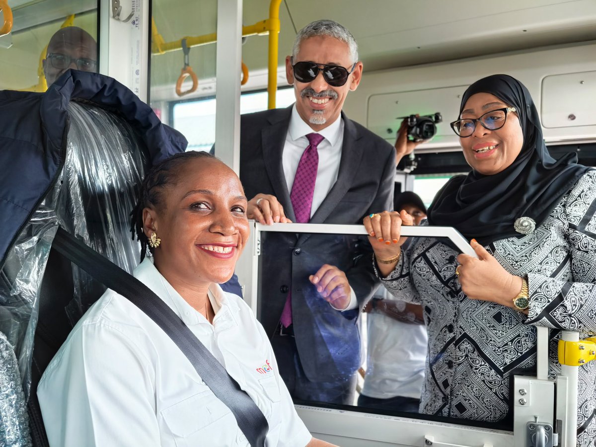 ikulumawasliano's tweet photo. Rais wa Jamhuri ya Muungano wa Tanzania, Mheshimiwa Dkt. Samia Suluhu Hassan akifurahia jambo na Rais wa Benki ya Maendeleo ya Afrika (AfDB), Dkt. Sidi Ould Tah wakati walipokuwa wakizungumza na dereva wa basi liendalo haraka Bi. Happyness Aloyce baada ya kufika katika Kituo cha Mbagala mwisho Jijini Dar es Salaam, tarehe 07 Agosti, 2026.