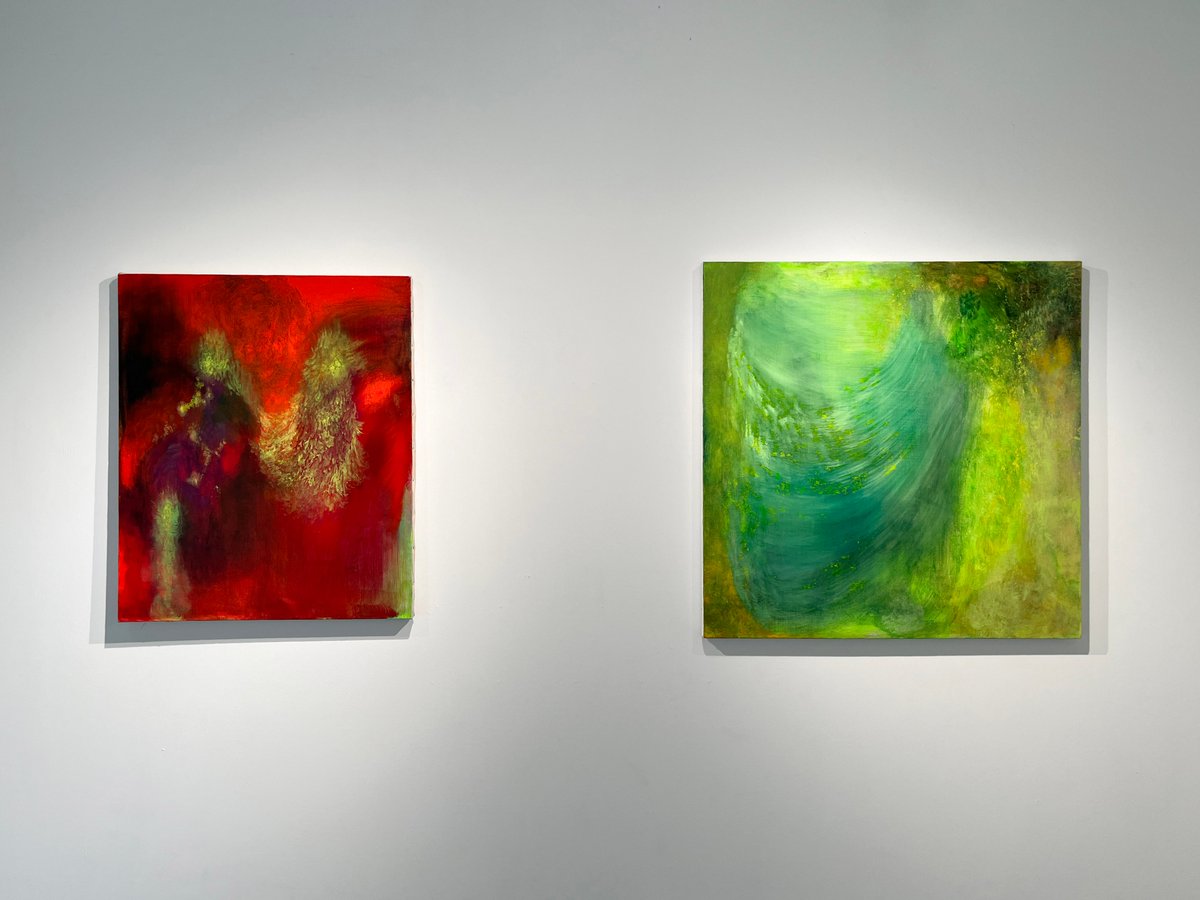 hamuzou's tweet photo. 石山未来個展「I Guess Everything Reminds You of Something」を板橋のCOPYCENTER GALLERYで見た。信仰や儀式、人間の根源的な感情をテーマとした、エネルギッシュな絵画作品群。東京藝術大学大学院油画第六研究室出身の新進気鋭の作家。シェル美術賞2019角奈緒子審査員賞受賞者。8/8まで。 https://t.co/8rwIEJrzvl