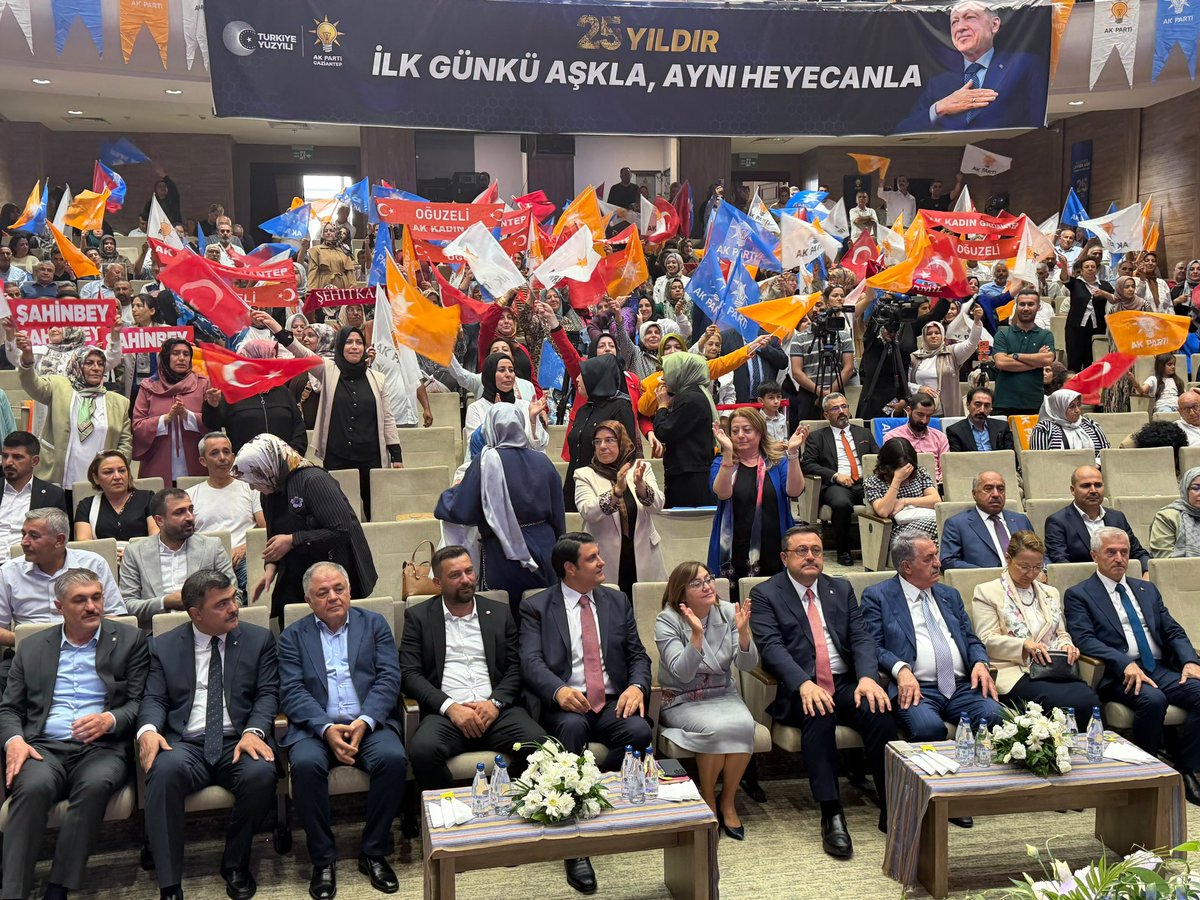 avmehmettiryaki's tweet photo. Bugün, AK Parti Genel Başkan Yardımcımız ve Siyasi ve Hukuki İşler Başkanımız Sayın Hayati Yazıcı’nın (@Hayati_Yazici )teşrifleriyle düzenlenen Genişletilmiş İl Danışma Meclisi Toplantımızı; İl Başkanımız Sayın Fatih Muhaddis Fedaioğlu, Gaziantep Büyükşehir Belediye Başkanımız Sayın Fatma Şahin, Gaziantep Milletvekilimiz Doç. Dr. Derya Bakbak, Şahinbey Belediye Başkanımız Sayın Mehmet Tahmazoğlu, Şehitkâmil Belediye Başkanımız Sayın Umut Yılmaz, ilçe üç kademe başkanlarımız ve teşkilat mensuplarımızın katılımıyla gerçekleştirdik.

İstişare kültürünü esas alan toplantımızda teşkilat çalışmalarımızı değerlendirirken, önümüzdeki dönem hedeflerimizi ve yol haritamızı da ele aldık. Birlik ve beraberlik içerisinde, milletimize hizmet yolunda aynı azim ve kararlılıkla çalışmaya devam edeceğiz.

@abuyukgumus 
@hakanaksu058 
@vahitatalan 
@iekarayel 
@abdulhamitgul 
@EyupOzkececi 
@AliSahin501 
@deryabakbak27 
@mesutbozatli 
@irfancelikaslan 
@BBozgeyik_27 
@FatmaSahin 
@mtahmazoglu 
@fmfedaioglu 
@AKGMTeskilat
#GönüldenGönüle