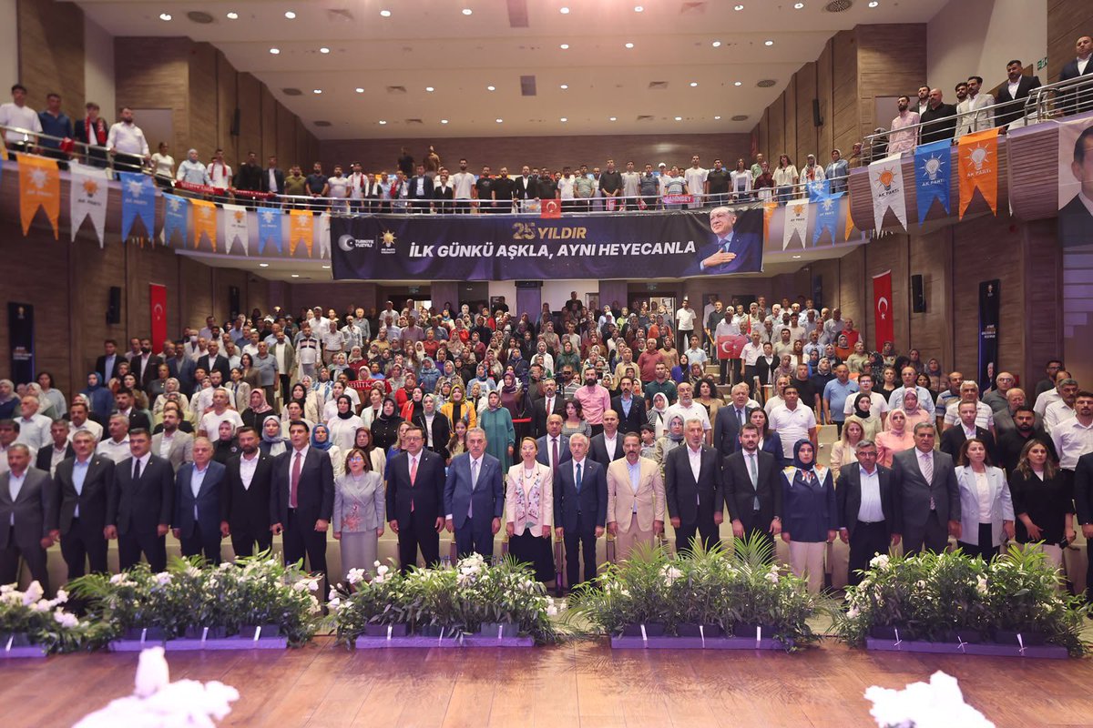avmehmettiryaki's tweet photo. Bugün, AK Parti Genel Başkan Yardımcımız ve Siyasi ve Hukuki İşler Başkanımız Sayın Hayati Yazıcı’nın (@Hayati_Yazici )teşrifleriyle düzenlenen Genişletilmiş İl Danışma Meclisi Toplantımızı; İl Başkanımız Sayın Fatih Muhaddis Fedaioğlu, Gaziantep Büyükşehir Belediye Başkanımız Sayın Fatma Şahin, Gaziantep Milletvekilimiz Doç. Dr. Derya Bakbak, Şahinbey Belediye Başkanımız Sayın Mehmet Tahmazoğlu, Şehitkâmil Belediye Başkanımız Sayın Umut Yılmaz, ilçe üç kademe başkanlarımız ve teşkilat mensuplarımızın katılımıyla gerçekleştirdik.

İstişare kültürünü esas alan toplantımızda teşkilat çalışmalarımızı değerlendirirken, önümüzdeki dönem hedeflerimizi ve yol haritamızı da ele aldık. Birlik ve beraberlik içerisinde, milletimize hizmet yolunda aynı azim ve kararlılıkla çalışmaya devam edeceğiz.

@abuyukgumus 
@hakanaksu058 
@vahitatalan 
@iekarayel 
@abdulhamitgul 
@EyupOzkececi 
@AliSahin501 
@deryabakbak27 
@mesutbozatli 
@irfancelikaslan 
@BBozgeyik_27 
@FatmaSahin 
@mtahmazoglu 
@fmfedaioglu 
@AKGMTeskilat
#GönüldenGönüle