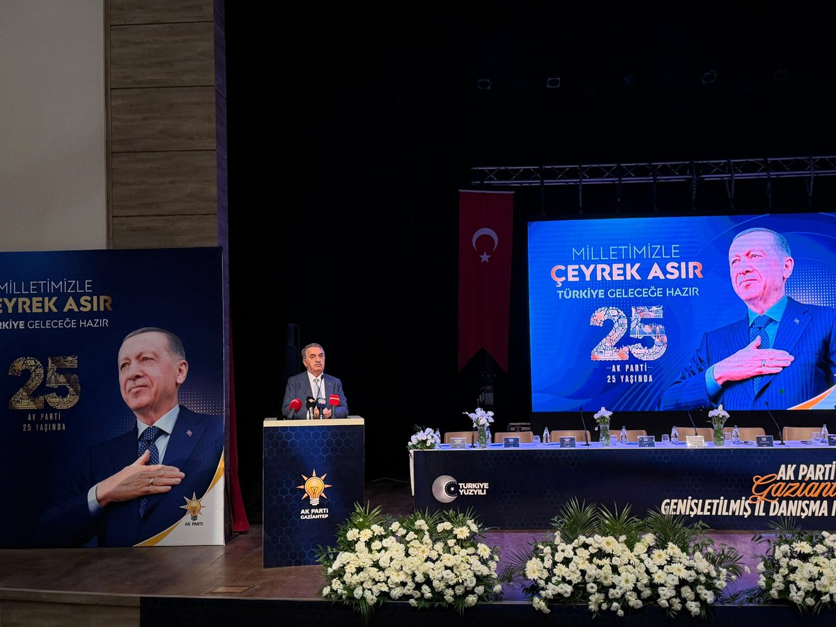 avmehmettiryaki's tweet photo. Bugün, AK Parti Genel Başkan Yardımcımız ve Siyasi ve Hukuki İşler Başkanımız Sayın Hayati Yazıcı’nın (@Hayati_Yazici )teşrifleriyle düzenlenen Genişletilmiş İl Danışma Meclisi Toplantımızı; İl Başkanımız Sayın Fatih Muhaddis Fedaioğlu, Gaziantep Büyükşehir Belediye Başkanımız Sayın Fatma Şahin, Gaziantep Milletvekilimiz Doç. Dr. Derya Bakbak, Şahinbey Belediye Başkanımız Sayın Mehmet Tahmazoğlu, Şehitkâmil Belediye Başkanımız Sayın Umut Yılmaz, ilçe üç kademe başkanlarımız ve teşkilat mensuplarımızın katılımıyla gerçekleştirdik.

İstişare kültürünü esas alan toplantımızda teşkilat çalışmalarımızı değerlendirirken, önümüzdeki dönem hedeflerimizi ve yol haritamızı da ele aldık. Birlik ve beraberlik içerisinde, milletimize hizmet yolunda aynı azim ve kararlılıkla çalışmaya devam edeceğiz.

@abuyukgumus 
@hakanaksu058 
@vahitatalan 
@iekarayel 
@abdulhamitgul 
@EyupOzkececi 
@AliSahin501 
@deryabakbak27 
@mesutbozatli 
@irfancelikaslan 
@BBozgeyik_27 
@FatmaSahin 
@mtahmazoglu 
@fmfedaioglu 
@AKGMTeskilat
#GönüldenGönüle