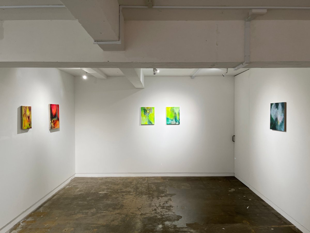 hamuzou's tweet photo. 石山未来個展「I Guess Everything Reminds You of Something」を板橋のCOPYCENTER GALLERYで見た。信仰や儀式、人間の根源的な感情をテーマとした、エネルギッシュな絵画作品群。東京藝術大学大学院油画第六研究室出身の新進気鋭の作家。シェル美術賞2019角奈緒子審査員賞受賞者。8/8まで。 https://t.co/8rwIEJrzvl