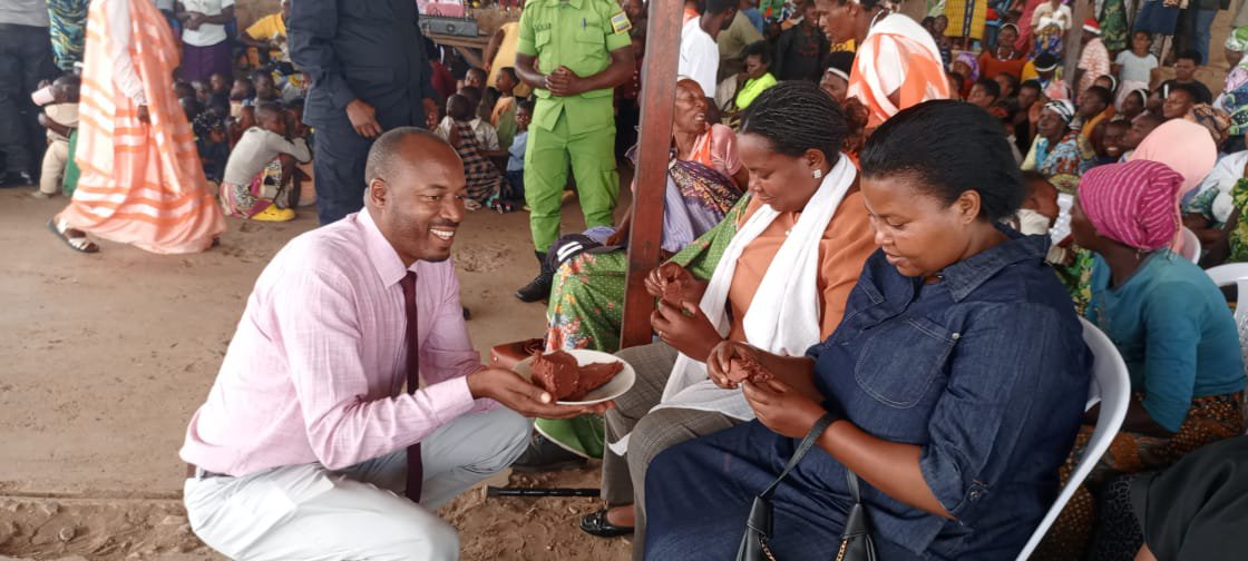 de_ndoli's tweet photo. Nkomezamihigo za @GatsiboDistrict
Mwiriwe neza.
Tubahaye ikaze mu Murenge mwiza wa @NgaramaSectorR  ahizihijwe Umunsi w'#Umuganura2026 ,ku insanganyamatsiko igira iti : “Umuganura, Isoko y'Ubumwe n'Ishingiro ryo kwigira”.ihere ijisho uko byari byifashe. @IntekoyUmuco https://t.co/pskaE637rf