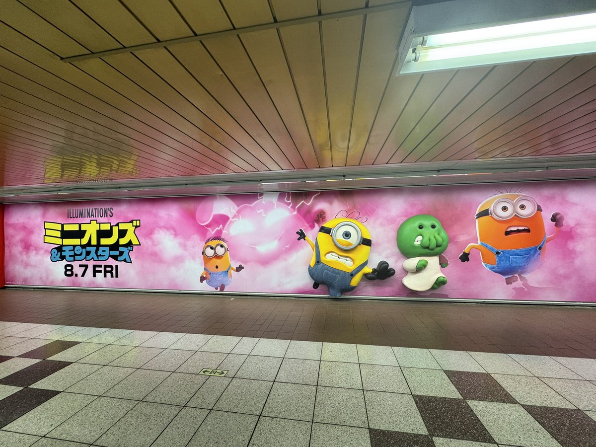 snmeme_216_'s tweet photo. 新宿駅のミニオン広告も観てきた🌟ジェームズとグーミーが飛び出してきてる感じになっててめちゃくちゃ凝ってて可愛かったʕʘ̅͜ʘ̅ʔ https://t.co/lFmbztcvTo
