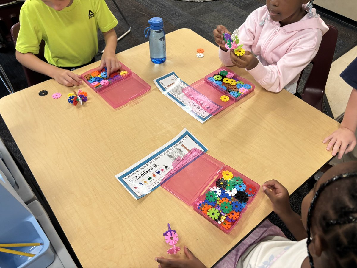 RichlandTwo's tweet photo. The Gators 🐊 @LCELower are “Sailing Beyond Excellence” ⛵️. Day 3 is underway and the 1st graders are diligently working with their hands. Their school year is off to a great start. 💙💚📚

#Back2Two
#LeadingTheFutureOfLearning https://t.co/llyh1TiGaz
