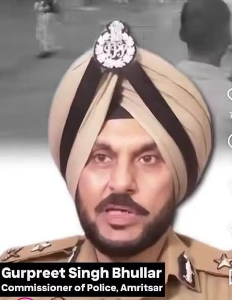 sumit1kalra's tweet photo. PM को तानाशाह बताने वाला खुद तानाशाह है😒

जैसे ही अमृतसर के पुलिस कमिश्नर और पंजाब बॉर्डर रेंज के डीआईजी गुरप्रीत सिंह भुल्लर ने खुलासा किया कि पाकिस्तान के ISI के द्वारा 12 आतंकी भेजे गए थे जो जंतर मंतर पर बम ब्लास्ट करके अफरातफरी मचाना चाहते थे।

उन्होंने मीडिया के सामने आतंकियों को भी पेश किया था अपने ही पुलिस अधिकारी के इस खुलासे से AAP का पूरा नॉरेटिव बिगड़ रहा था क्योंकि इन्होंने ही जंतर मंतर के हंगामे को प्रायोजित किया था, तो पंजाब AAP सरकार में डीआईजी गुरप्रीत सिंह भुल्लर को उनके पद से हटकर प्रतीक्षा सूची में डाल दिया।

आप लोगों को याद होगा कि मनमोहन सिंह के दौर में भारत के 36 शहरों में सीरियल ब्लास्ट हुए 22 ट्रेनों में ब्लास्ट हुए मुंबई लोकल में ब्लास्ट हुए मुंबई हमला हुआ यह सब इसलिए हुआ क्योंकि आईबी के अधिकारी इतना डर चुके थे कि IB अपना काम ही नहीं कर रही थी

 क्योंकि जब सेंट्रल आईबी ने गुजरात पुलिस को लश्कर ए तैयबा की आतंकी इशरत जहां के बारे में सूचना दिया और इशरत जहां अपने साथ ही आतंकवादियों के साथ मारी गई।

 केंद्र की मनमोहन सरकार ने IB के तीन अधिकारियों सहित गुजरात और राजस्थान कैडर के 22 से ज्यादा पुलिस अधिकारियों को जेल में डाल दिया था 

उससे आईबी विभाग इतना डर गया कि उन्होंने आतंकियों की कोई सूचना सरकार को देनी बंद कर दी और नतीजा यह हुआ कि पूरा भारत शहर में सीरियल ब्लास्ट होते रहे भारत के लोग  मौत बेमौत आतंकी  ब्लास्ट में  मरते रहे।

पंजाब की आम आदमी पार्टी की सरकार भी अब वही कर रही है