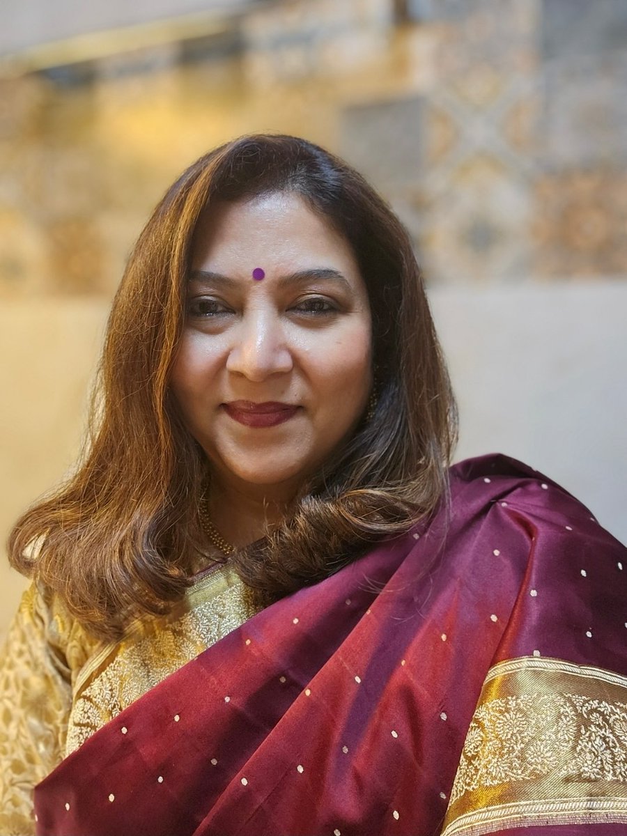 shubhrata_p's tweet photo. From a 25-year-old silk wedding (my own!) banarasi saree to a new cotton Madurai sungudi saree - it's handloom all the way 🌸
#NationalHandloomDay #handloomheritage 
#myhandloommypride https://t.co/nLAptLgUxa