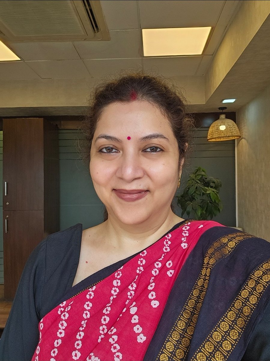 shubhrata_p's tweet photo. From a 25-year-old silk wedding (my own!) banarasi saree to a new cotton Madurai sungudi saree - it's handloom all the way 🌸
#NationalHandloomDay #handloomheritage 
#myhandloommypride https://t.co/nLAptLgUxa