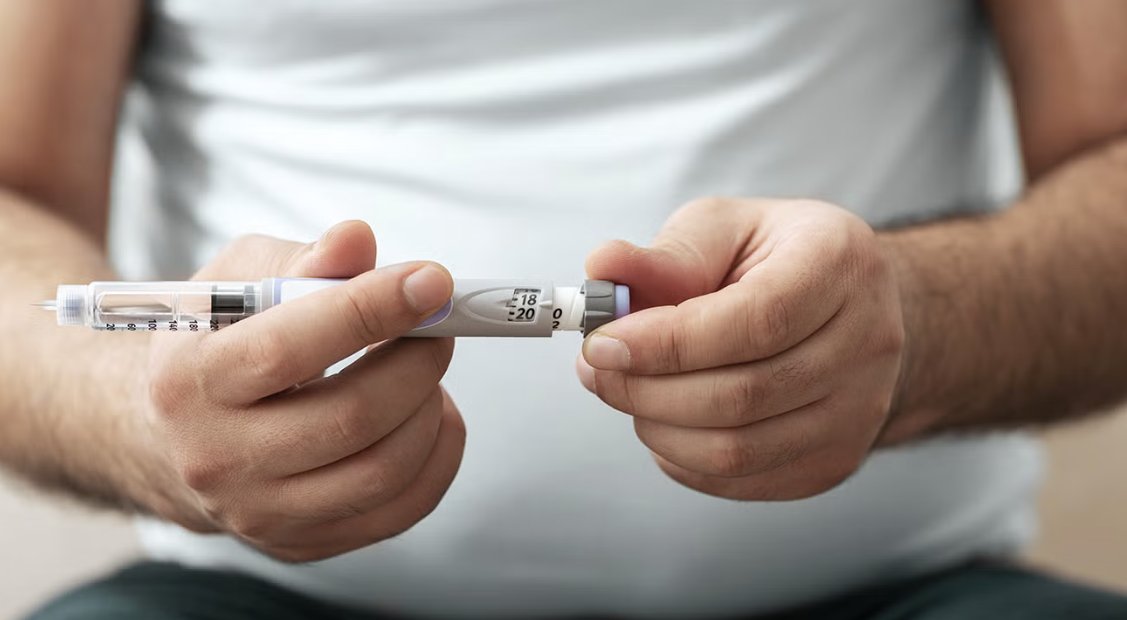 SamaHoole's tweet photo. 216 people are dead in Britain with a weight-loss injection suspected in every case, and the number that matters most is not any of the ones being reported.

The MHRA's Yellow Card data, this week:

- Mounjaro: 106,189 reactions, 120 deaths
- Semaglutide (Ozempic, Wegovy, Rybelsus): 48,089 reactions, 59 deaths
- Saxenda: 4,491 reactions, 37 deaths
- Total: 158,985 reactions, 216 deaths

Those are suspicions, not findings. The regulator is right to say so.

Now the number nobody is using properly. A systematic review of 37 studies across 12 countries found a median underreporting rate of 94 per cent for schemes like this. It has been quoted all week as a reason to stay calm. It means the opposite. Fewer than one in ten serious reactions is ever reported to anybody.

216 is not the count. 216 is the floor.

And here is the part nobody covering this has touched at all.

In Pennsylvania, 3,763 people are suing over gastroparesis. Stomach paralysis. Food stops leaving the stomach, you vomit, you cannot eat, you end up on a ward.

Delayed gastric emptying is how the drug works. It is the mechanism that makes you feel full on less food, printed in the pharmacology, functioning exactly as designed.

The injury and the intended effect are the same event, separated only by degree.

So there is a dose at which the mechanism stops being the treatment and becomes the damage, and nobody is checking where any individual patient sits on that line. Not the pharmacy that posted it. Not the app that sold it.

The scheme collecting all this was built in 1964, after thalidomide. The letter that started it asked every doctor in Britain to report anything that "might be the result of drug treatment". Might, italicised, in the original.

The point was to gather suspicions from people who could prove nothing, because waiting for proof is how you get ten thousand children.

It is now gathering them faster than at any point in sixty years, and the official position is that suspicions demonstrate nothing.

That was the official position in 1961.