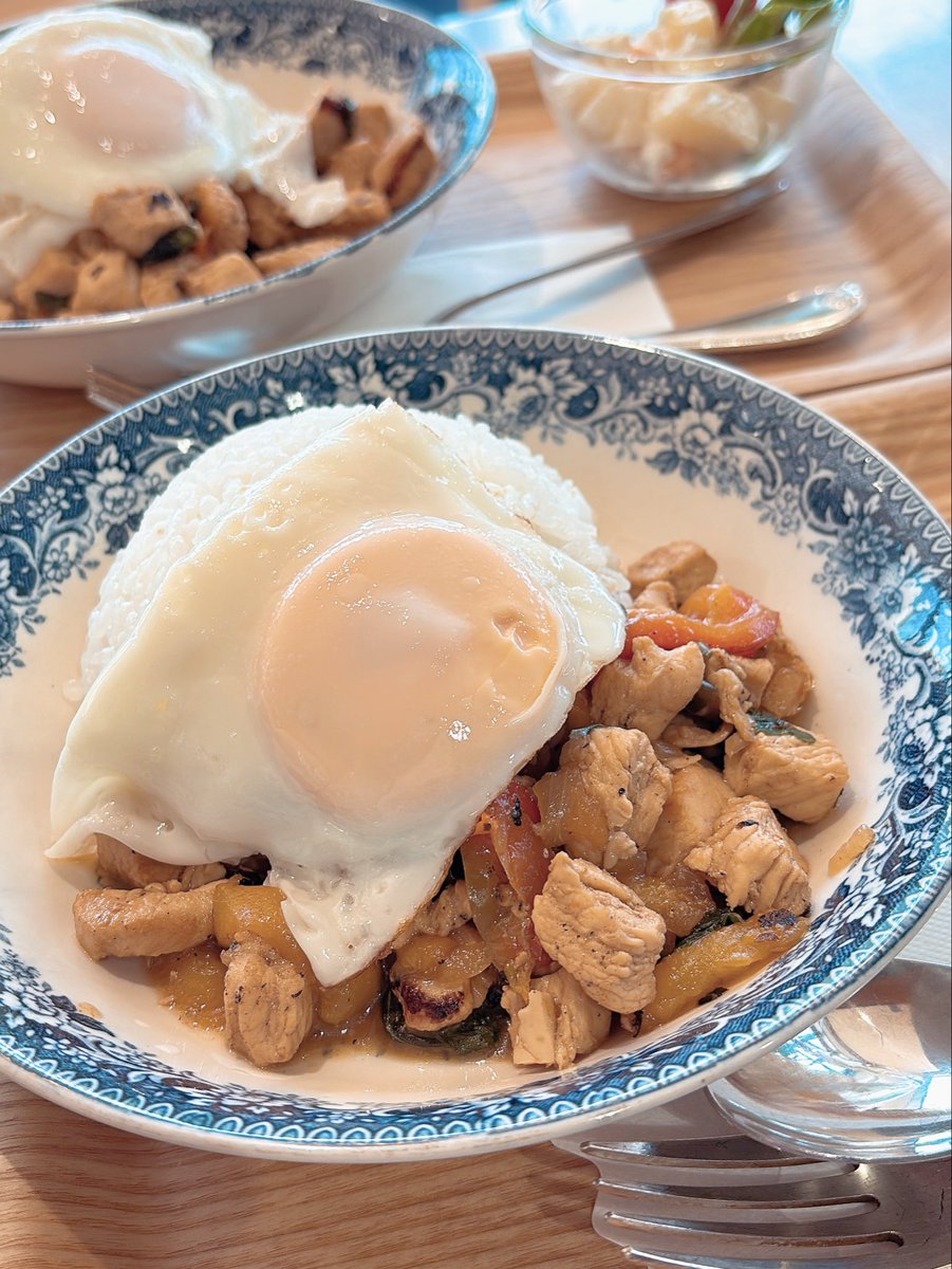 888Yummy's tweet photo. 本日、二十四節気「立秋」 お米ランチの日

暦の上では秋ですが、日に日に暑くなっているような💦

🌿アレンジガパオ🫑

矢巾のパプリカ、バジルが入荷できたので
たまにはいつもと違う鶏肉コロコロバージョンで♪

今日もありがとうございました🙏 https://t.co/3NFDP23aka