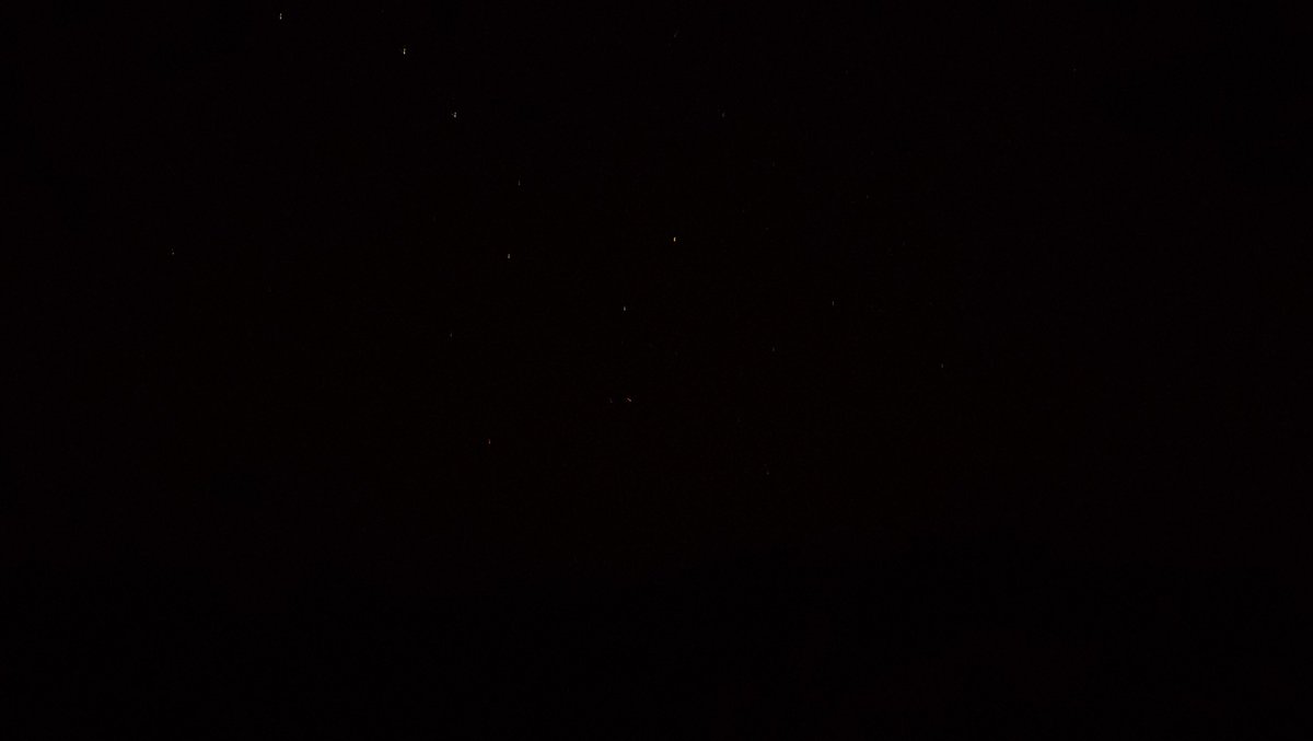 Fish32144542's tweet photo. 肉眼だと文字通り満天の星空で人生で一番多く見れたかも
カメラの性能ではこれが限界 https://t.co/EPRqydliHH