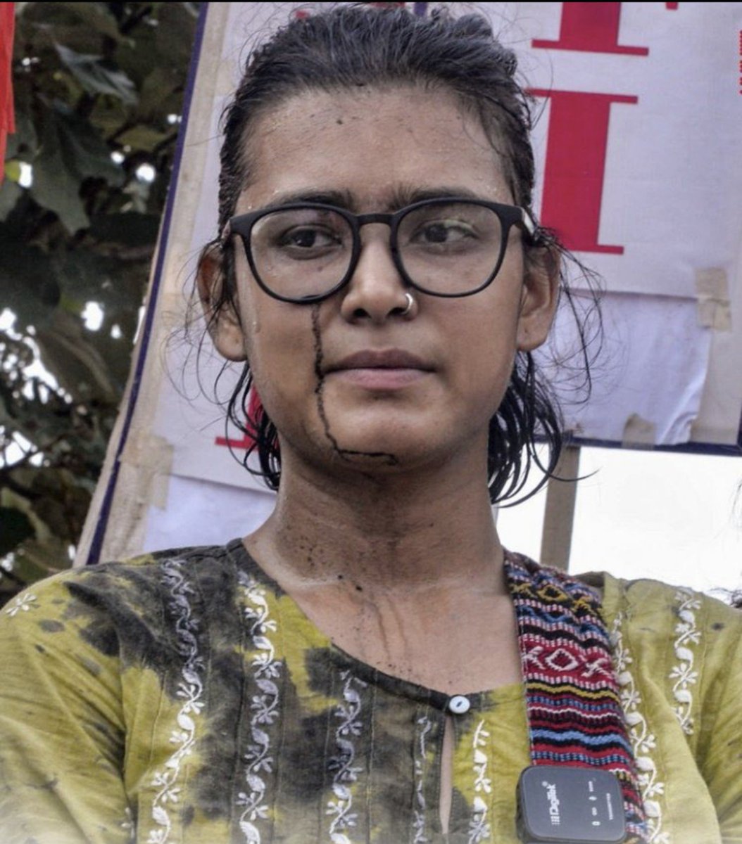 SumitYdv000's tweet photo. चंद पैसों कि लालच में आकर किसी के ऊपर स्याही फेंकना ये सही नहीं हैं ऐसे लोग कायर होते है 🙏🏻
.
.
#studentprotest #jharkhandprotest #protest https://t.co/hwCXkG8ZH0