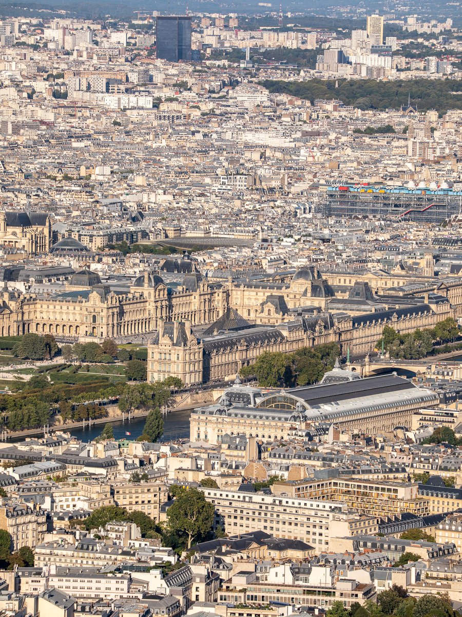 LaTourEiffel's tweet photo. 🇫🇷 Aujourd’hui, le @MuseeLouvre  fête ses 233 ans 🎂 Joyeux anniversaire !

🌐Today, the Louvre Museum celebrates its 233rd anniversary! 🎂 https://t.co/VLwRQu2jNj