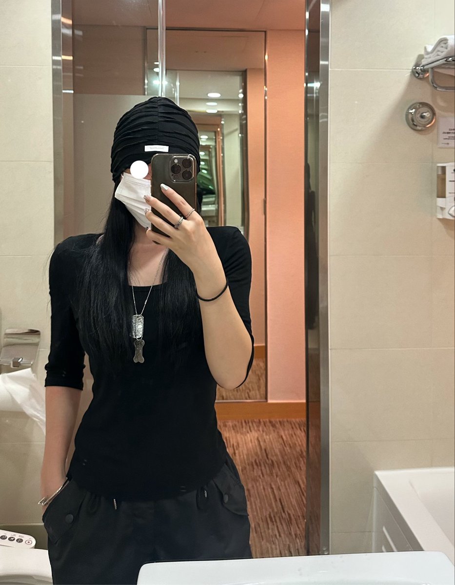 lynn03100's tweet photo. 하아.. 숙소 드디어 왔다 
언제 씻고 언제 편지 쓰고 언제 자냐
그래도 알찬 하루 🥹룩썬 실물 보기 성공 https://t.co/Im5Pi1Q04N