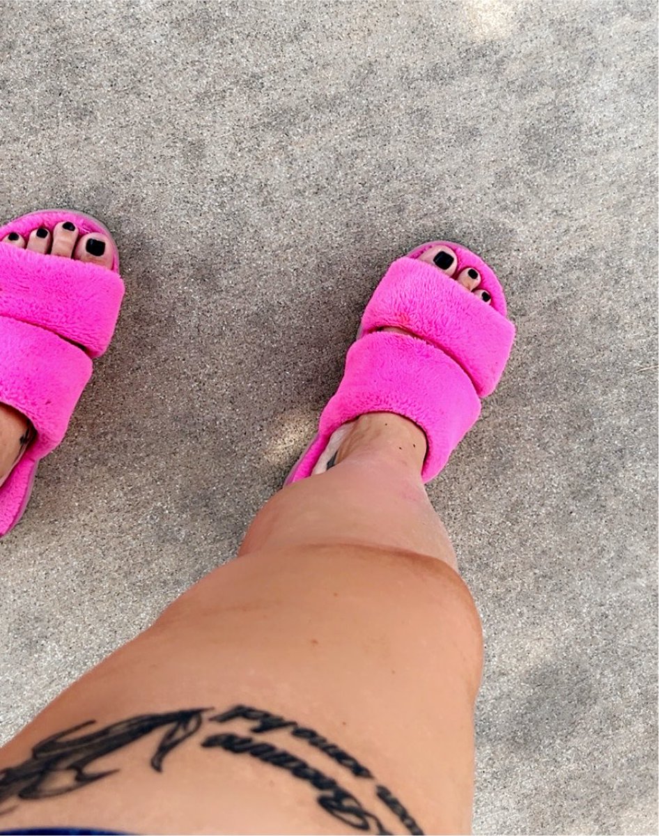 Chase0735's tweet photo. Pink fluffy shoes 🩷
#findom
#paypigs https://t.co/9mDJupDmrU