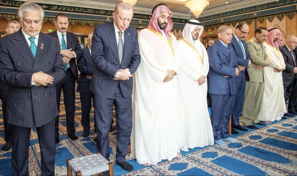 MIshaqDar50's tweet photo. Ahead of the signing of the Trilateral “Makkah Joint Defence Agreement”, the leadership and delegations of Pakistan, Saudi Arabia, and Türkiye offered Jumma prayers together in the Haram Sharif, praying to Almighty Allah (SWT) to bless our deliberations and guide us toward decisions that strengthen peace, security, and brotherhood among our nations.

May Allah Almighty grant this partnership enduring success and make it a source of lasting peace, stability, and prosperity for our peoples. Ameen 🤲