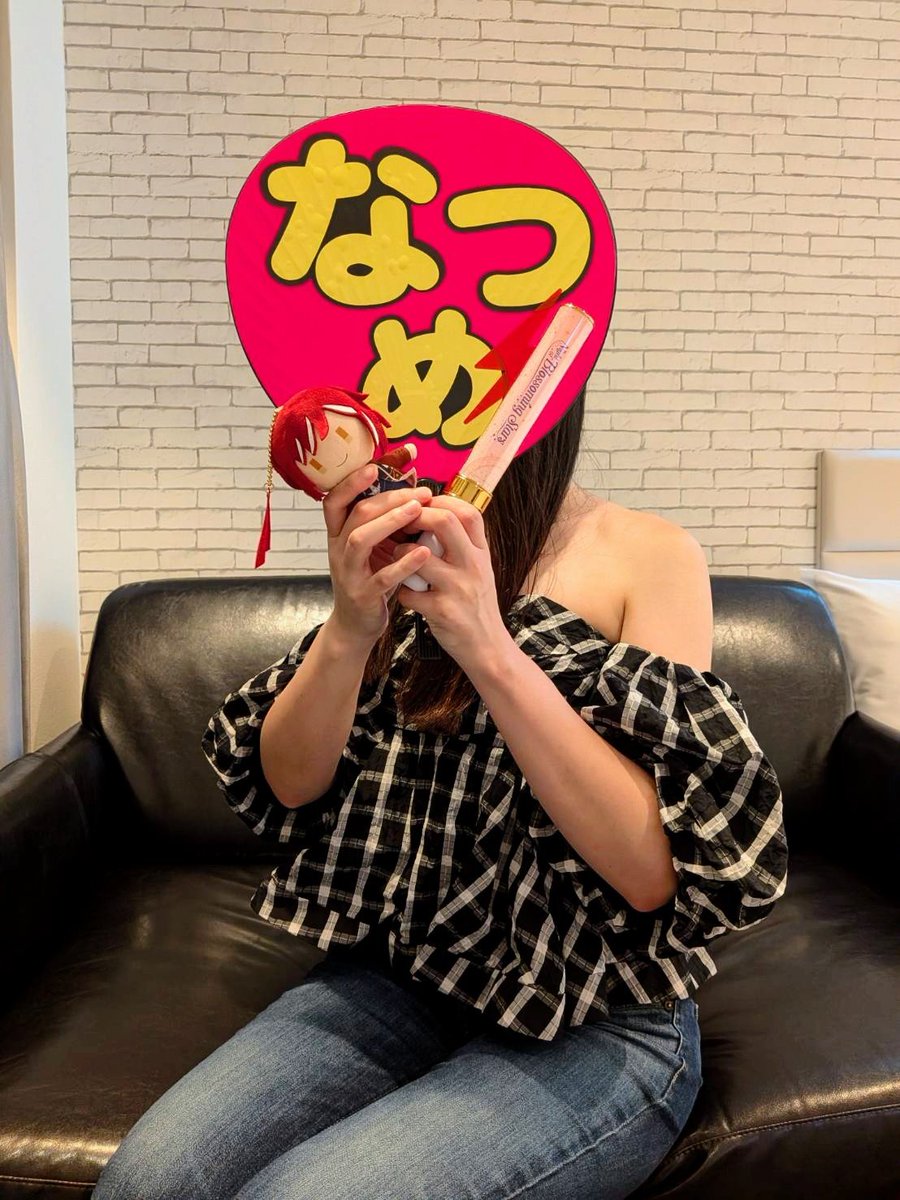 ringopie0728's tweet photo. これは会場にうちわを持っていくのを忘れてホテルで撮ってもらった図
手がとてもごちゃごちゃしている https://t.co/SH2IOKpSnT