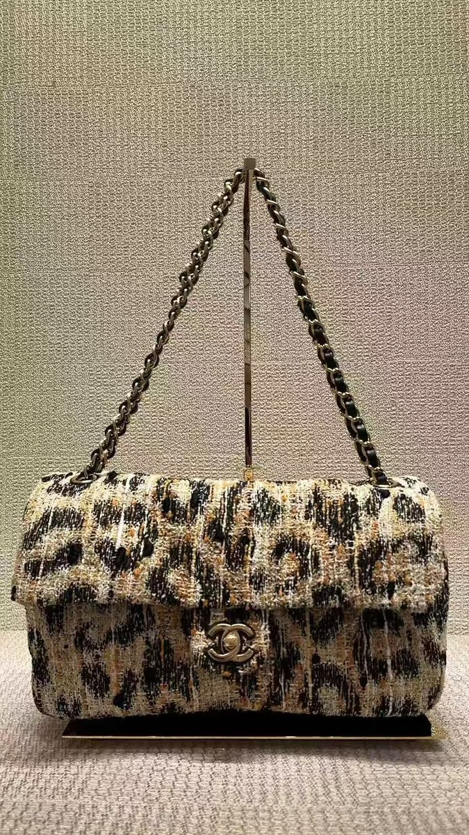 simonesvintage's tweet photo. Leopard Tweed Maxi Flap (32cm, 38cm)

Available, 38cm pictured on Marc Jacobs
13750 USD // 16950 USD
Inquire via chat on https://t.co/vC2S3InFup https://t.co/56PDWPn1CA