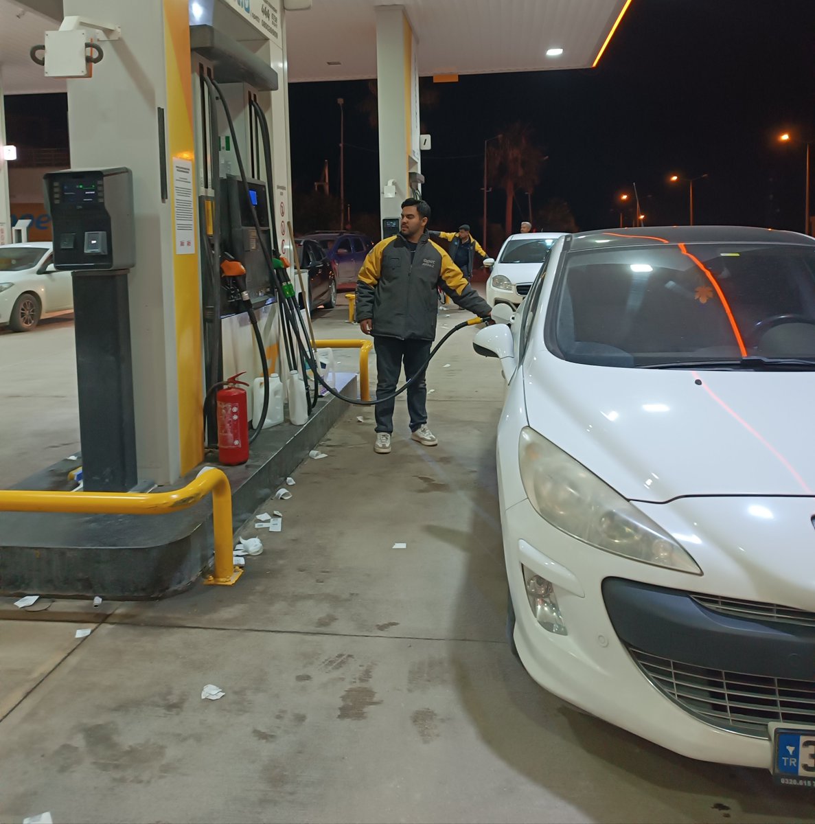 demokratiskndrn's tweet photo. BENZİNE ZAM
Benzinin litre fiyatına bu gece yarısından itibaren (Cumartesi)1.43, zam yapılacağı, eşel Mobil sistemiine göre pompaya 1.6 TL yansıyacağı açıklandı.
Akaryakıt ile oyuncak gibi oynamaya devam ediyorlar. https://t.co/ixon1IUOKm