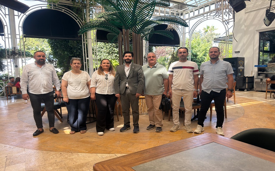 tmmobjmo's tweet photo. KAHRAMANMARAŞ VE HATAY İL TEMSİLCİLİKLERİMİZİ ZİYARET ETTİK

Odamızın Kahramanmaraş ve Hatay İl Temsilciliklerini ziyaret ederek temsilcilik yöneticilerimiz ve meslektaşlarımızla bir araya geldik.

Kahramanmaraş İl Temsilcimiz Aynur Milli ve İl Temsilciliği Yönetim Kurulu üyelerimizle gerçekleştirdiğimiz görüşmede; bölgede yürütülen mesleki çalışmalar, meslektaşlarımızın karşılaştığı sorunlar, Oda–temsilcilik ilişkilerinin güçlendirilmesi ve önümüzdeki dönemde yapılabilecek çalışmalar üzerine değerlendirmelerde bulunduk.

Hatay İl Temsilciliğimizde ise İl Temsilcimiz Musa Eskiocak ve İl Temsilciliği Yönetim Kurulu üyelerimizle bir araya gelerek mesleğimizin ve meslektaşlarımızın güncel sorunlarını, bölgede yürütülen çalışmaları ve önümüzdeki döneme ilişkin yapılabilecek ortak çalışmaları değerlendirdik.

6 Şubat depremlerinden en ağır şekilde etkilenen iki kentimizde, güvenli ve dirençli kentlerin yeniden inşasında jeoloji mühendisliği hizmetlerinin taşıdığı önemi bir kez daha vurguladık. Bilimin ve mühendisliğin rehberliğinde, mesleğimizin kamusal sorumluluğunu güçlendirmeye ve meslektaşlarımızla dayanışma içerisinde çalışmaya devam edeceğiz.

Nazik ev sahiplikleri ve samimi misafirperverlikleri için Kahramanmaraş İl Temsilcimiz Aynur Milli, Hatay İl Temsilcimiz Musa Eskiocak ve her iki temsilciliğimizin yönetim kurulu üyelerine teşekkür ediyoruz.

TMMOB Jeoloji Mühendisleri Odası
Yönetim Kurulu

https://t.co/IkNdCAMqWd