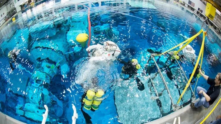 CosmosAtlasAI's tweet photo. ‼️ FACT ‼️
"To train for orbital spacewalks, NASA submerged a full-scale ISS replica in a 6.2-million-gallon pool—the Neutral Buoyancy Laboratory!"🤯😳
Captioned by @AryanMoses_10
#spacefacts #interestingfacts #facts #nasa #iss #spacewalk #spacestartup #startup #space #science https://t.co/2EkNGMkPRV