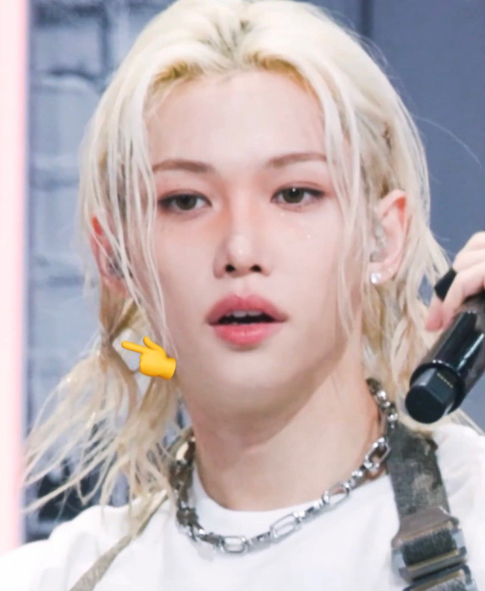 cloudbbok's tweet photo. 잠깐 이거다!!!!!!! 여기 옆머리 엄청 얇은 끈으로 묶어줬었다고!!! 너무귀엽지!!!!!!!!! 근데 또 나중에 풀어줬어 https://t.co/ewy92nKS7F