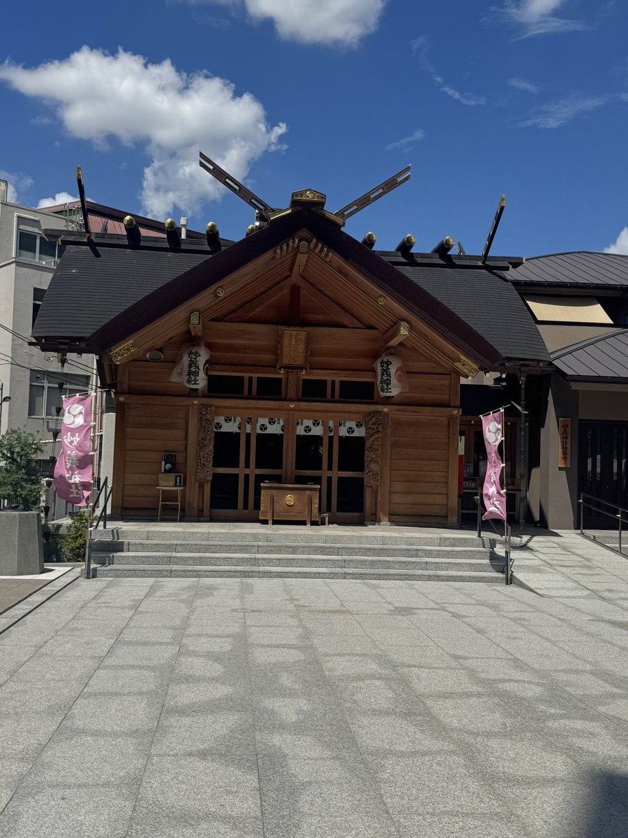 ichigo_NACS's tweet photo. お目当てのものが買えなかったので…、
行ってみたかった神社に行ってきた😊

お参りして、お守りと御朱印もいただいて…、ゆっくり見たかったけど、あまりの暑さにそそくさ帰ってきちゃった😅 https://t.co/oIdAUFsr2B