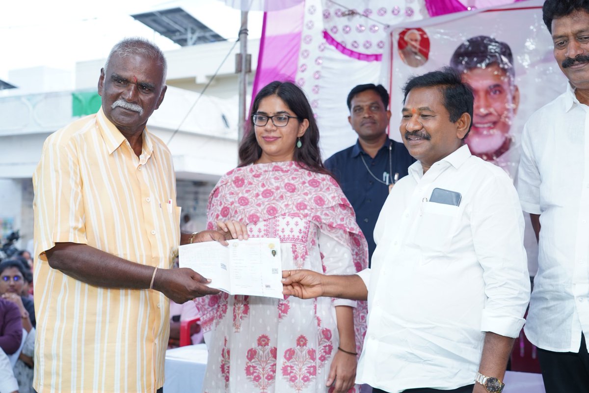 Drswamydola's tweet photo. #DSBalaveeranjaneyaswamy #PattadarPassbook #FarmersFirst #FarmerWelfare #Kondapi #Paletipadu #Prakasam #NaraChandrababuNaidu #Agriculture #AndhraPradesh #GoodGovernance #Development

కొండపి నియోజకవర్గంలోని పాలేటిపాడులో 1,018 మంది రైతులకు ప్రభుత్వ రాజముద్రతో కూడిన నూతన పట్టాదారు పాసుపుస్తకాలను అందజేయడం ఎంతో ఆనందంగా ఉంది.
గత ప్రభుత్వం పట్టాదారు పాసుపుస్తకాలు, హద్దురాళ్లపై సైతం తమ ఫొటోలు, పేర్లు ముద్రించి ప్రజాధనాన్ని వృథా చేసింది. గౌరవ ముఖ్యమంత్రి శ్రీ నారా చంద్రబాబు నాయుడు గారు ఇచ్చిన హామీ మేరకు మా కూటమి ప్రభుత్వం రాష్ట్రవ్యాప్తంగా ప్రభుత్వ రాజముద్రతో కూడిన నూతన పట్టాదారు పాసుపుస్తకాలను పంపిణీ చేస్తూ రైతులు, భూ హక్కుదారుల ఆస్తి హక్కులకు శాశ్వత భరోసా కల్పిస్తోంది.
గర్భకండ్రిక, చుక్కల భూముల సమస్యల పరిష్కారానికి ప్రభుత్వం ప్రత్యేక చర్యలు చేపట్టింది. 'అన్నదాత సుఖీభవ' పథకం ద్వారా రైతులకు ఏడాదికి రూ.20 వేల పెట్టుబడి సాయం అందిస్తున్నాం. సకాలంలో ఎరువులు, విత్తనాలు, సబ్సిడీపై వ్యవసాయ యంత్రాలు, డ్రోన్లు అందిస్తూ రైతు సంక్షేమమే మా ప్రభుత్వ ధ్యేయంగా పనిచేస్తోంది.
అన్నదాత సంక్షేమమే... కూటమి ప్రభుత్వ ప్రథమ ప్రాధాన్యం. 🌾