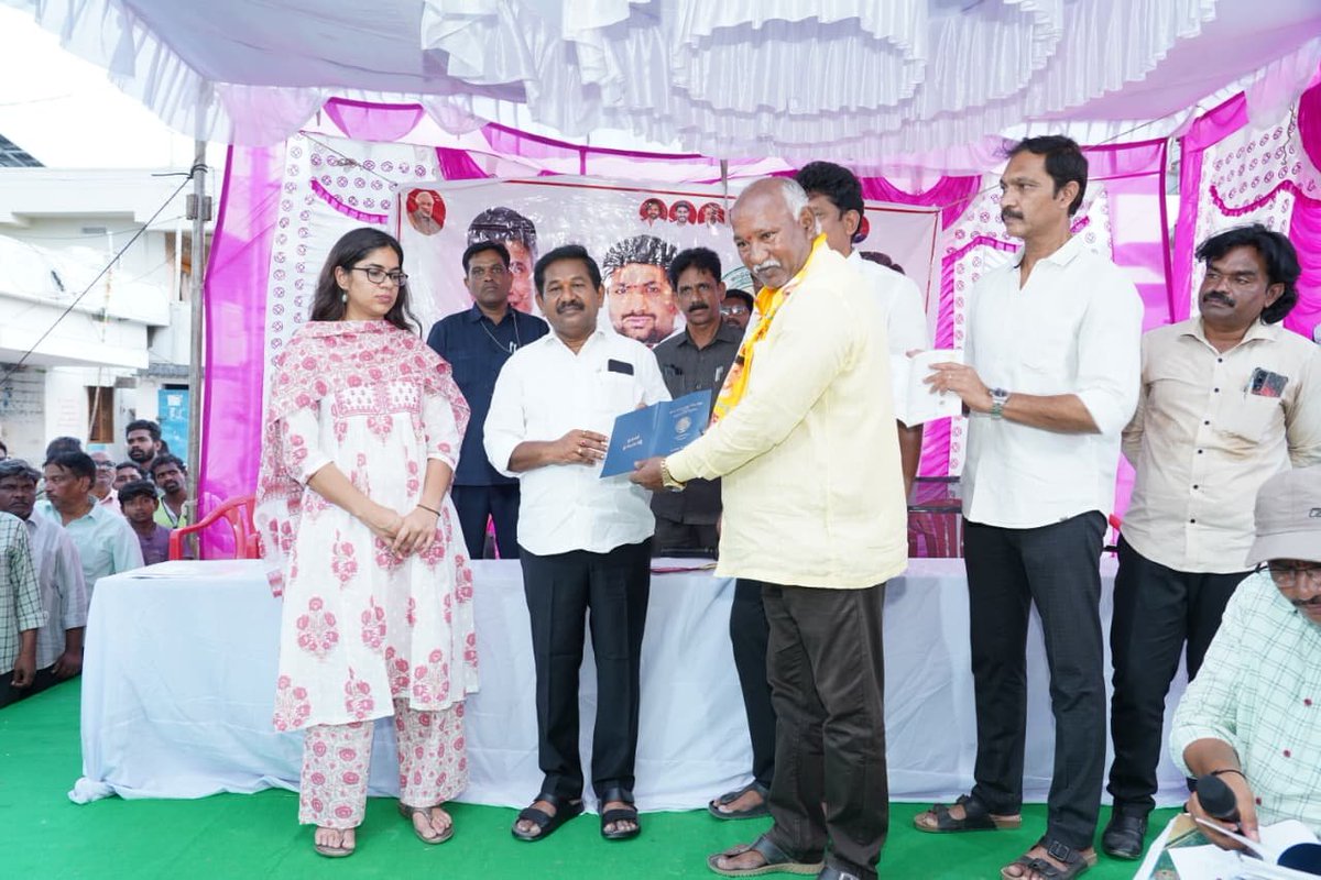 Drswamydola's tweet photo. #DSBalaveeranjaneyaswamy #PattadarPassbook #FarmersFirst #FarmerWelfare #Kondapi #Paletipadu #Prakasam #NaraChandrababuNaidu #Agriculture #AndhraPradesh #GoodGovernance #Development

కొండపి నియోజకవర్గంలోని పాలేటిపాడులో 1,018 మంది రైతులకు ప్రభుత్వ రాజముద్రతో కూడిన నూతన పట్టాదారు పాసుపుస్తకాలను అందజేయడం ఎంతో ఆనందంగా ఉంది.
గత ప్రభుత్వం పట్టాదారు పాసుపుస్తకాలు, హద్దురాళ్లపై సైతం తమ ఫొటోలు, పేర్లు ముద్రించి ప్రజాధనాన్ని వృథా చేసింది. గౌరవ ముఖ్యమంత్రి శ్రీ నారా చంద్రబాబు నాయుడు గారు ఇచ్చిన హామీ మేరకు మా కూటమి ప్రభుత్వం రాష్ట్రవ్యాప్తంగా ప్రభుత్వ రాజముద్రతో కూడిన నూతన పట్టాదారు పాసుపుస్తకాలను పంపిణీ చేస్తూ రైతులు, భూ హక్కుదారుల ఆస్తి హక్కులకు శాశ్వత భరోసా కల్పిస్తోంది.
గర్భకండ్రిక, చుక్కల భూముల సమస్యల పరిష్కారానికి ప్రభుత్వం ప్రత్యేక చర్యలు చేపట్టింది. 'అన్నదాత సుఖీభవ' పథకం ద్వారా రైతులకు ఏడాదికి రూ.20 వేల పెట్టుబడి సాయం అందిస్తున్నాం. సకాలంలో ఎరువులు, విత్తనాలు, సబ్సిడీపై వ్యవసాయ యంత్రాలు, డ్రోన్లు అందిస్తూ రైతు సంక్షేమమే మా ప్రభుత్వ ధ్యేయంగా పనిచేస్తోంది.
అన్నదాత సంక్షేమమే... కూటమి ప్రభుత్వ ప్రథమ ప్రాధాన్యం. 🌾