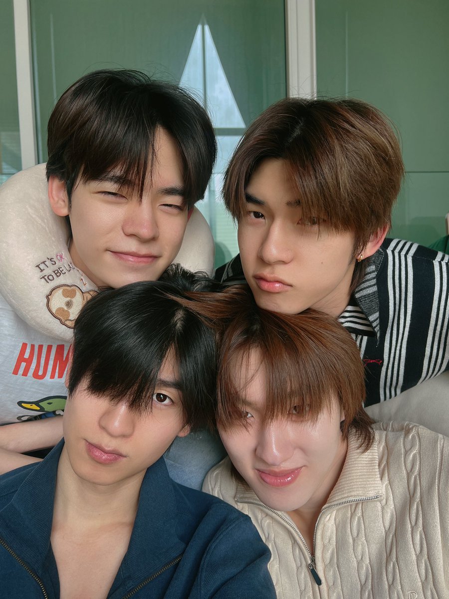 jellyously's tweet photo. i wanna cry por looks adorable in this https://t.co/g9RF54WaC1