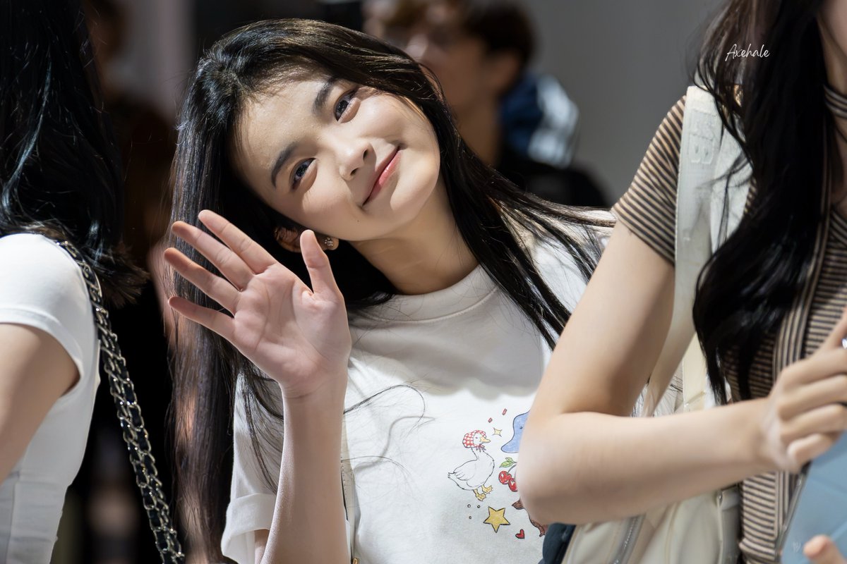 aXeHaLe's tweet photo. 260807 JKT48 KLIA Arrival

𝐄𝐫𝐢𝐧𝐞 𝐝𝐢 𝐝𝐞𝐩𝐚𝐧 𝐦𝐚𝐭𝐚 😳

#JKT48 #ErineJKT48 #JKT48AirportFashion https://t.co/SY0EIWy9Nu