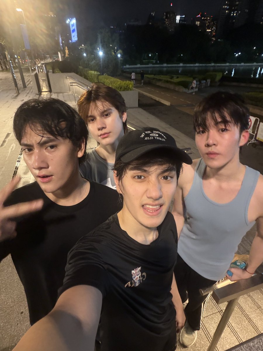 suhonomics's tweet photo. My fave quartet of pretty athletes✨️

#pungphirunwat
#nick_abv
#nattanax
#fayfay https://t.co/A3NAHMNbFS