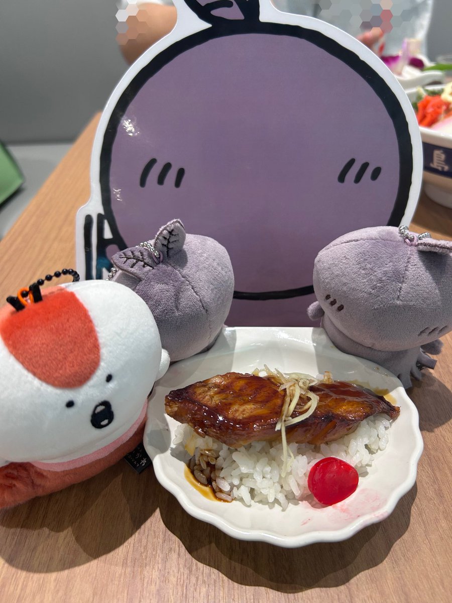 gyome_chiikawa's tweet photo. 映画ちいかわコラボカフェ　渋谷②
ヒトハフタバ永遠のいのちセット
煮付けめっちゃ美味い‼️
タンサンドリンクは電池の青い液体入れて飲みます
このメニュー企画した人は振り切れてる…伝説になるよ… https://t.co/0ZuSacdJjA